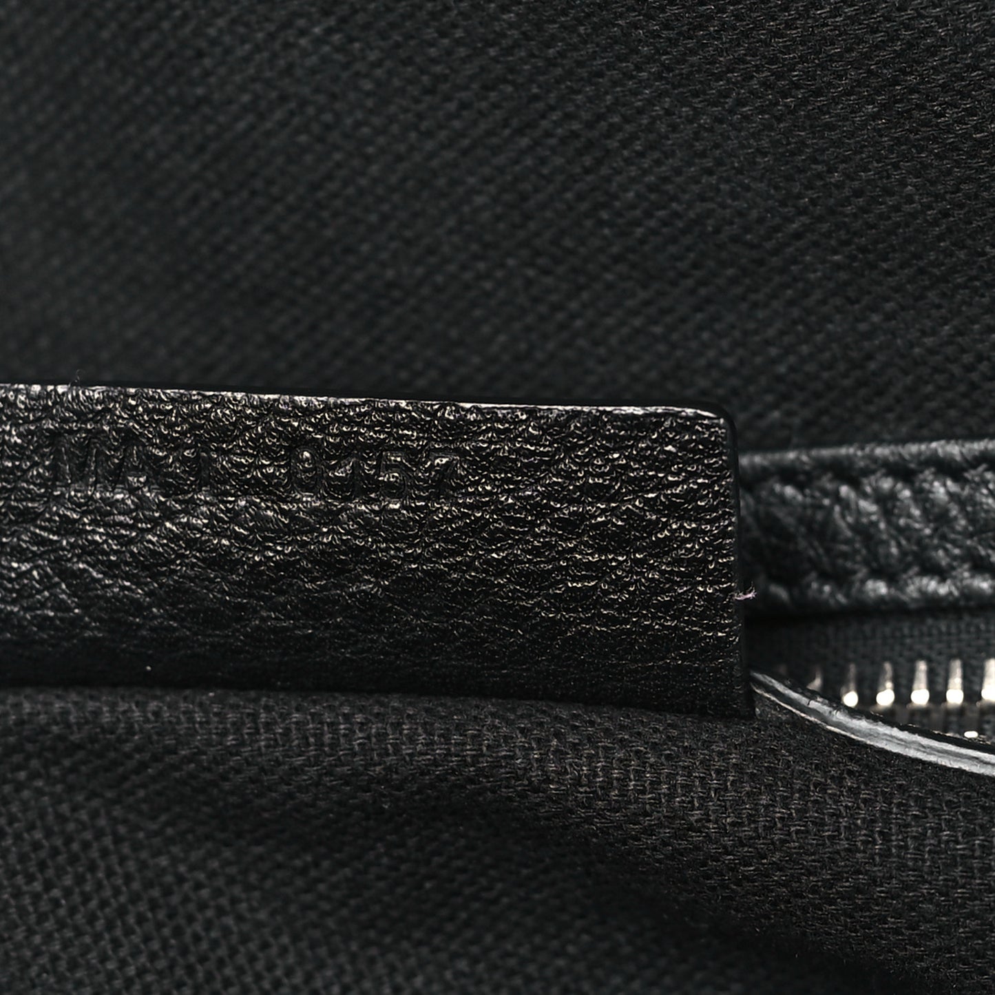 Waxy Grained Calfskin Medium Nightingale Black