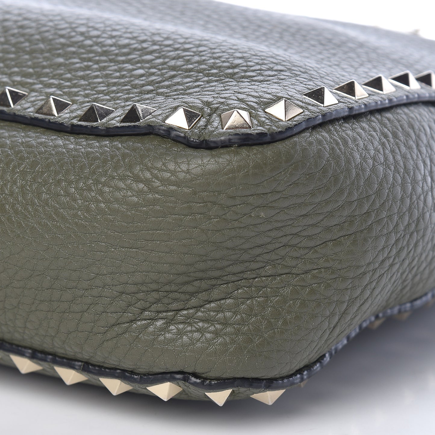 Pebbled Calfskin Small Rockstud Flip-Lock Messenger Bag Oasis