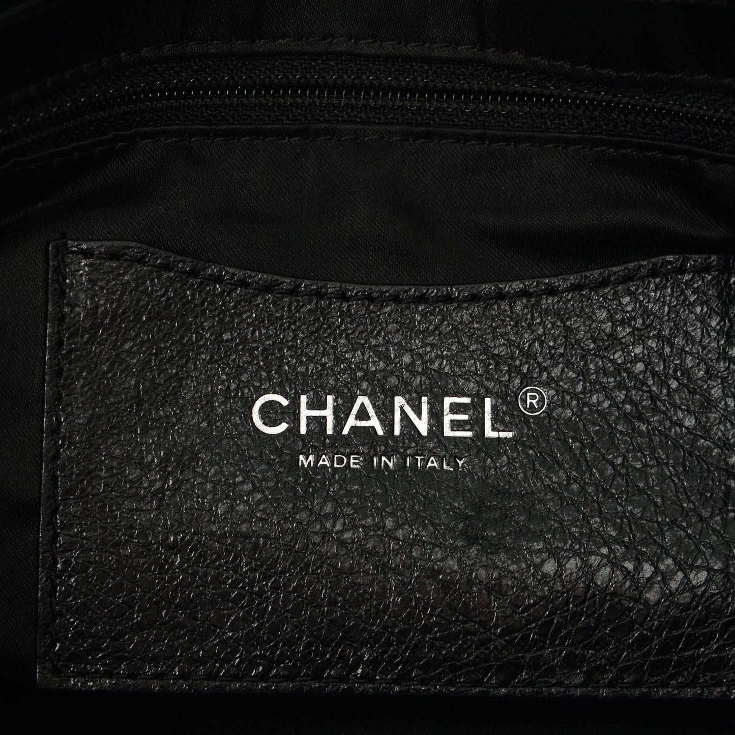 Glazed Calfskin Stitched On The Road Flap Black
