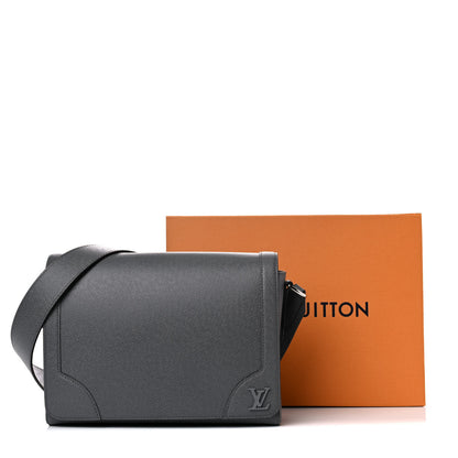 Louis Vuitton Taiga New Flap Messenger Gris 13 of 13