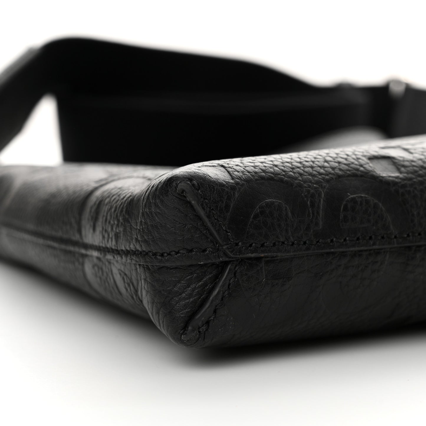 Piuma Calfskin Jumbo GG Embossed Medium Wristlet Messenger Bag Black