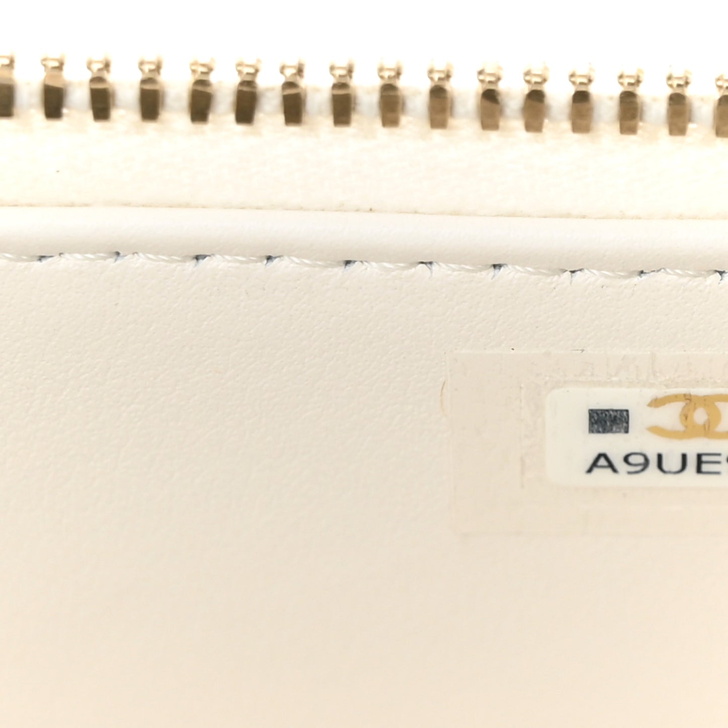 Caviar Quilted Small Vanity Case With Chain White