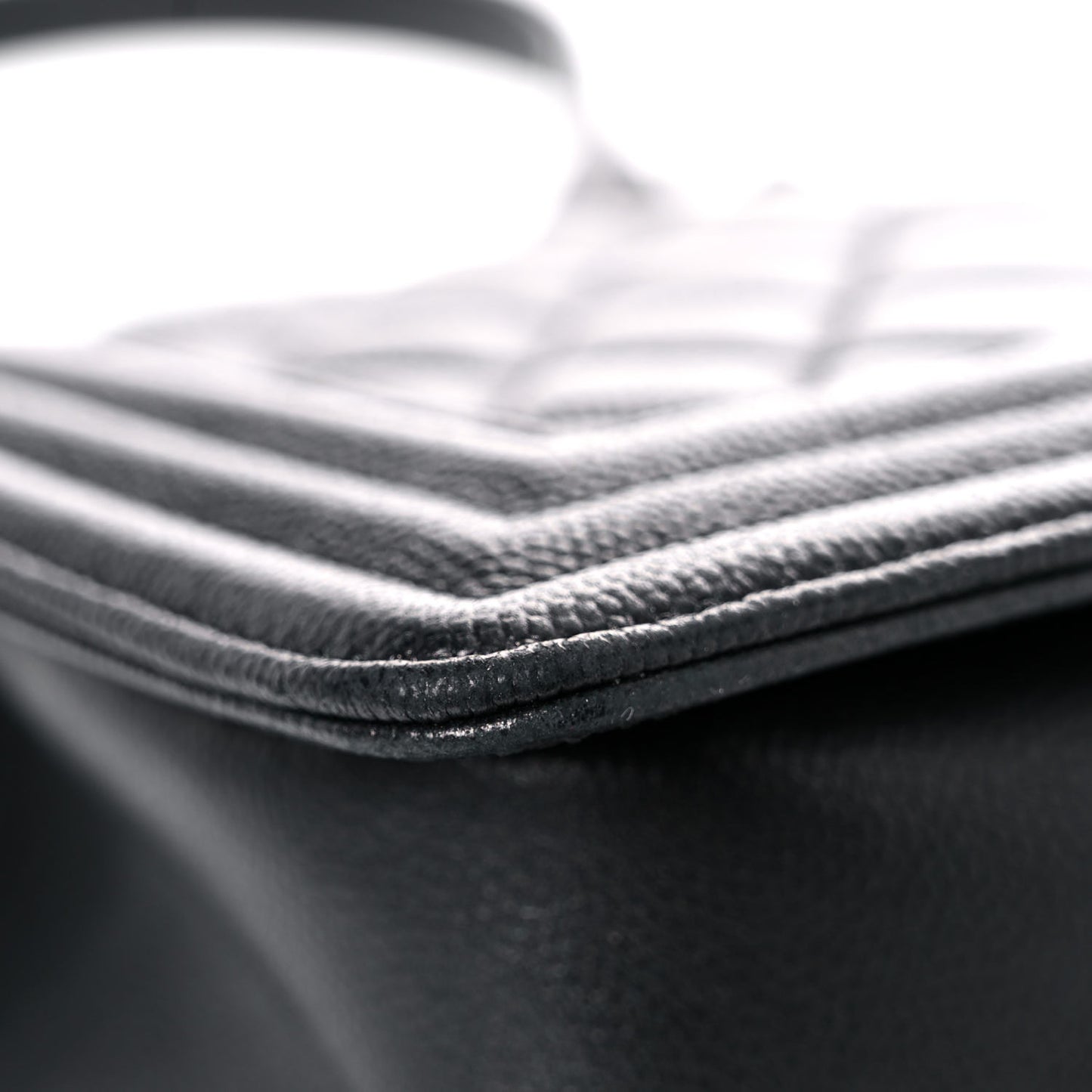 Caviar Quilted Medium Boy Flap So Black