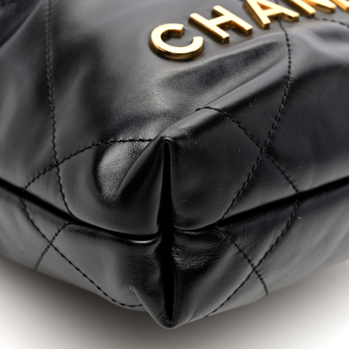 Shiny Calfskin Quilted Pearl CC Chain Mini Chanel 22 Black