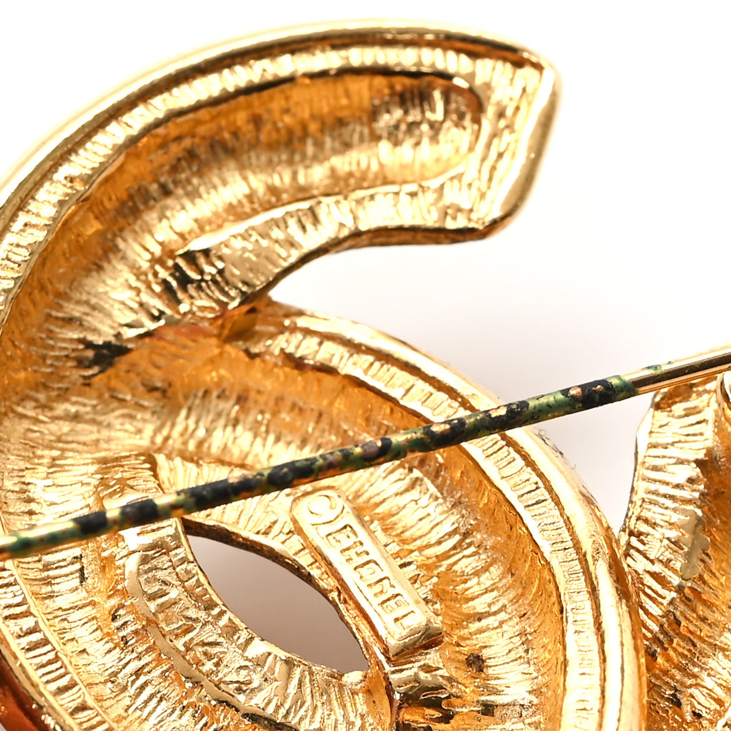 Metal Quilted Large CC Brooch Gold