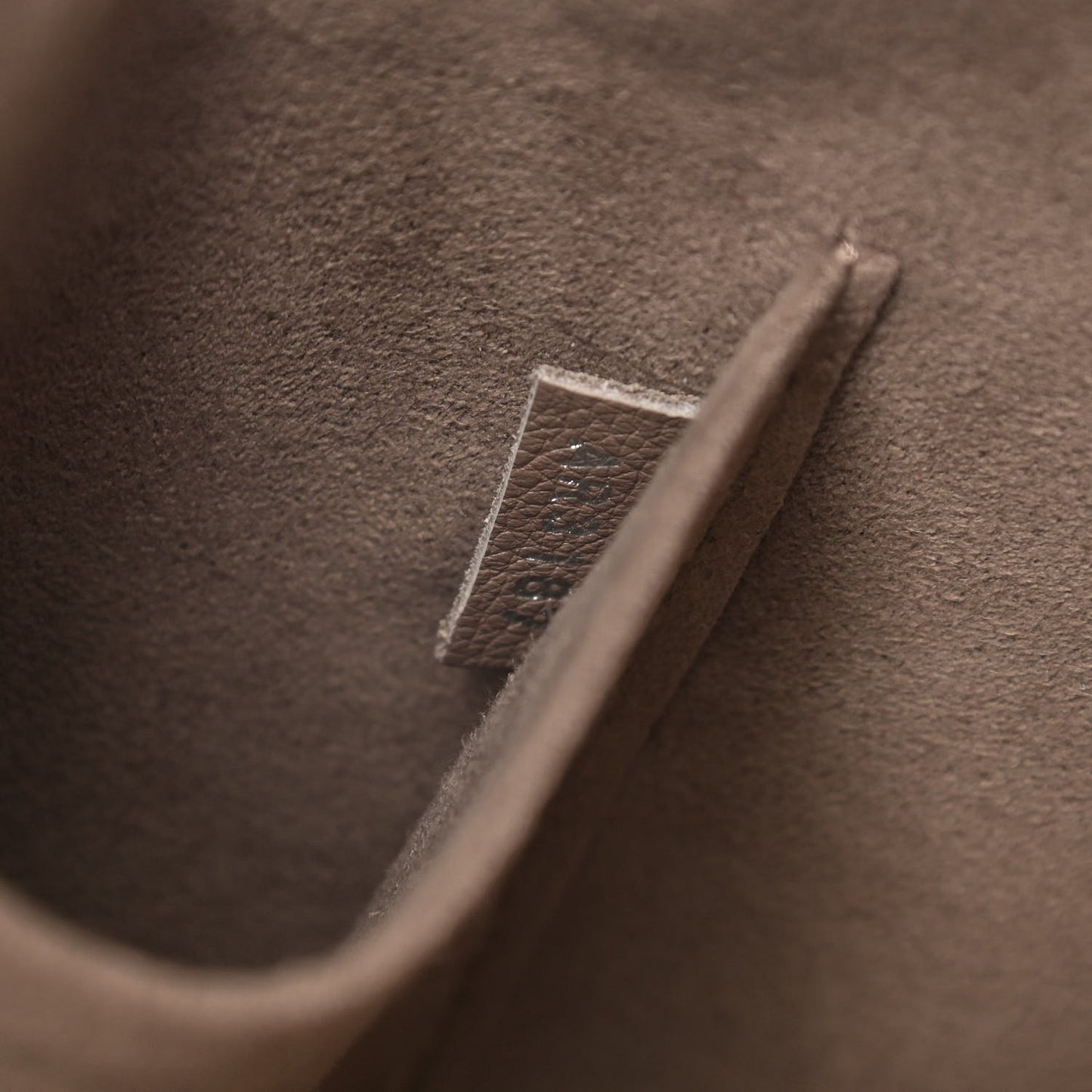 Calfskin Lockmeto Taupe Glace