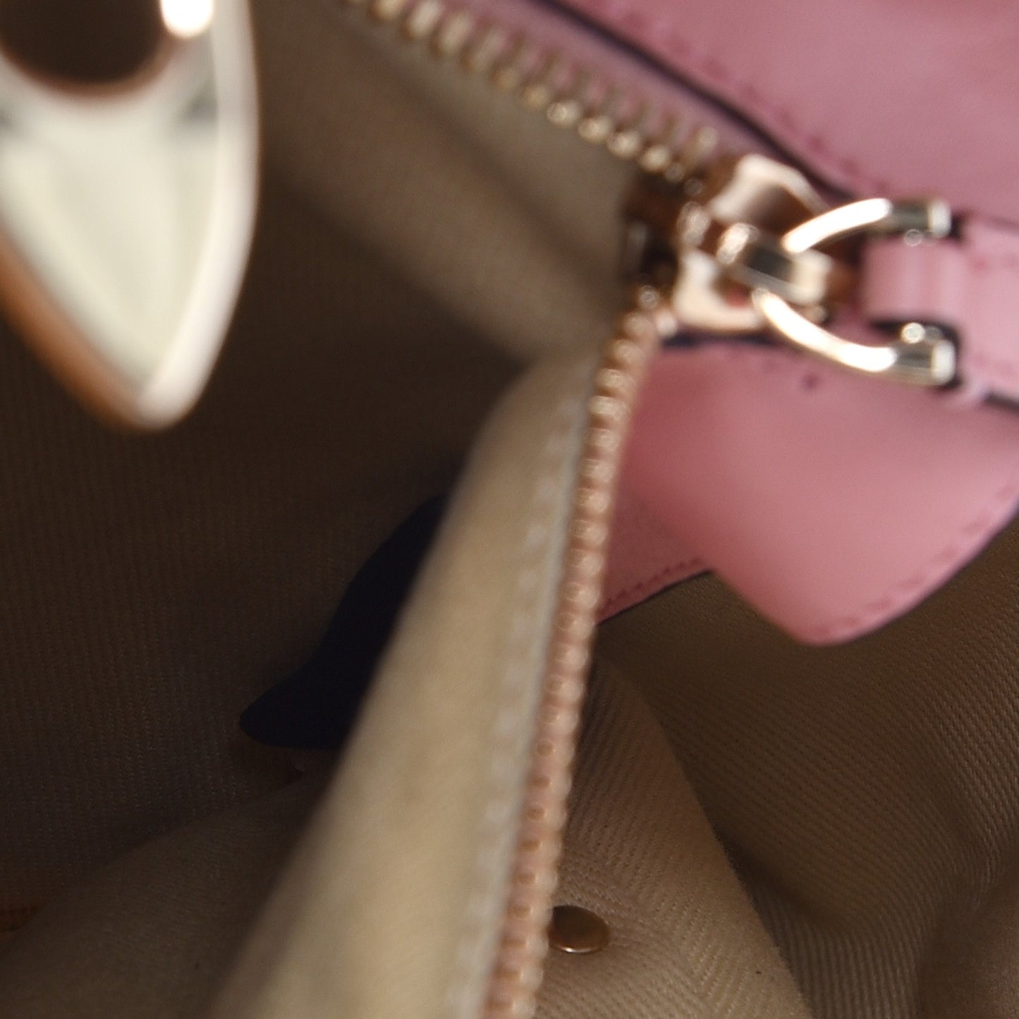 Calfskin Monochrome Medium Rockstud Tote Pop Gardenia