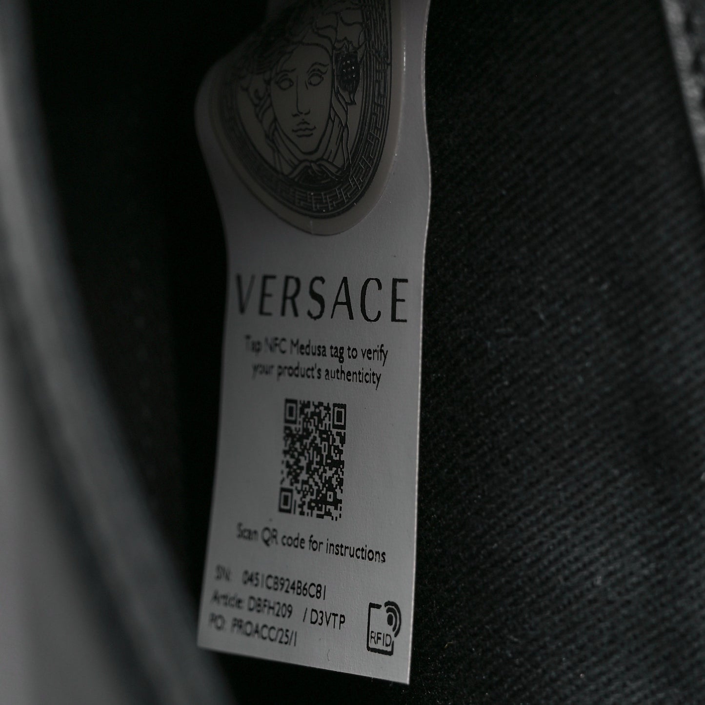 Vitello Virtus Crossbody Black