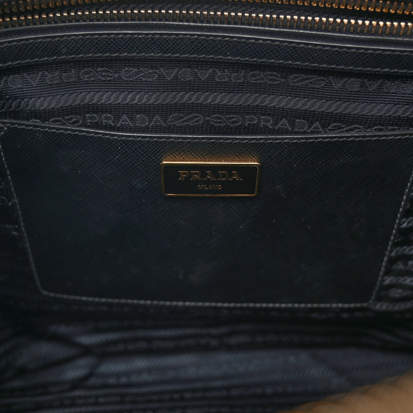 Saffiano Medium Galleria Double Zip Tote Black