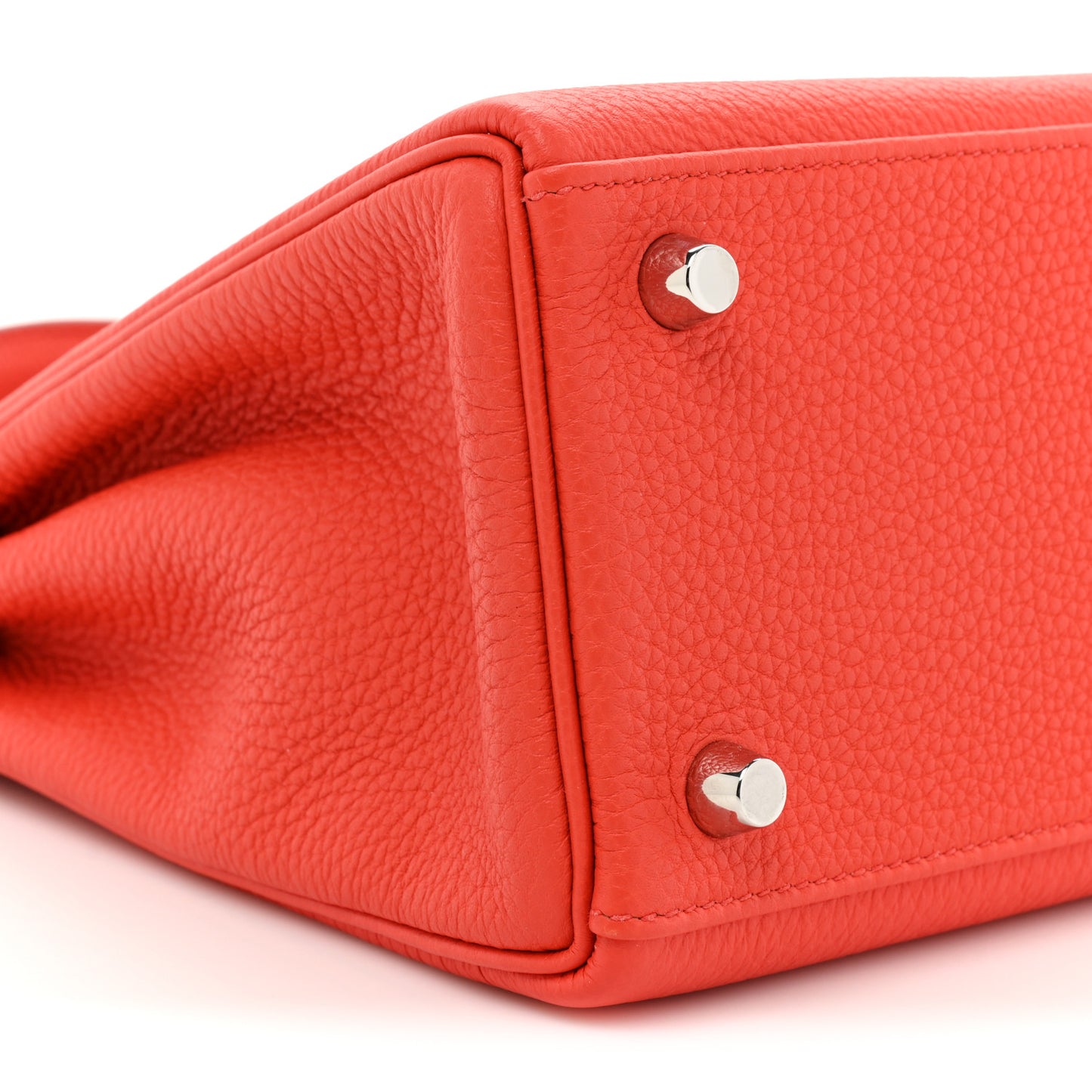 Togo Kelly Retourne 25 Capucine