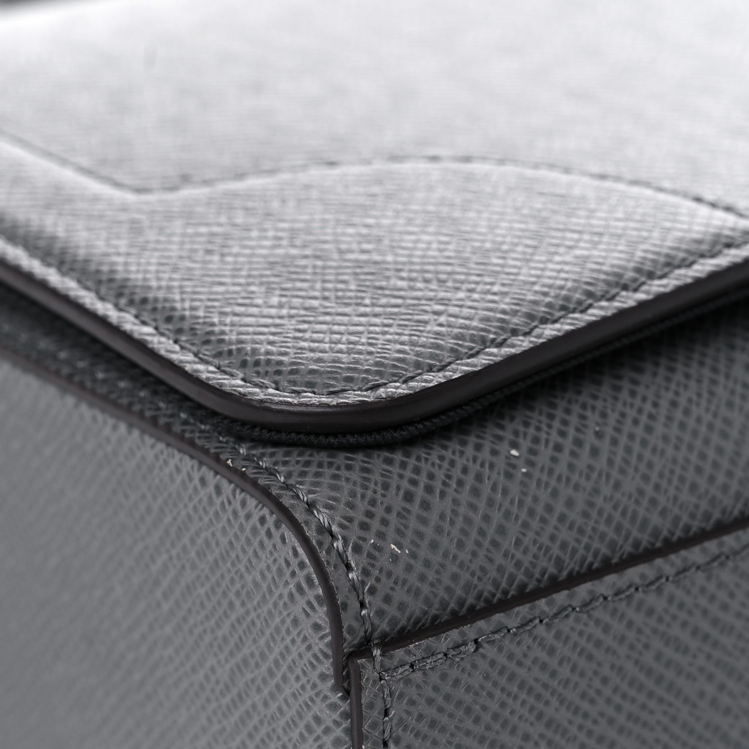 Louis Vuitton Taiga New Flap Messenger Gris 7 of 13