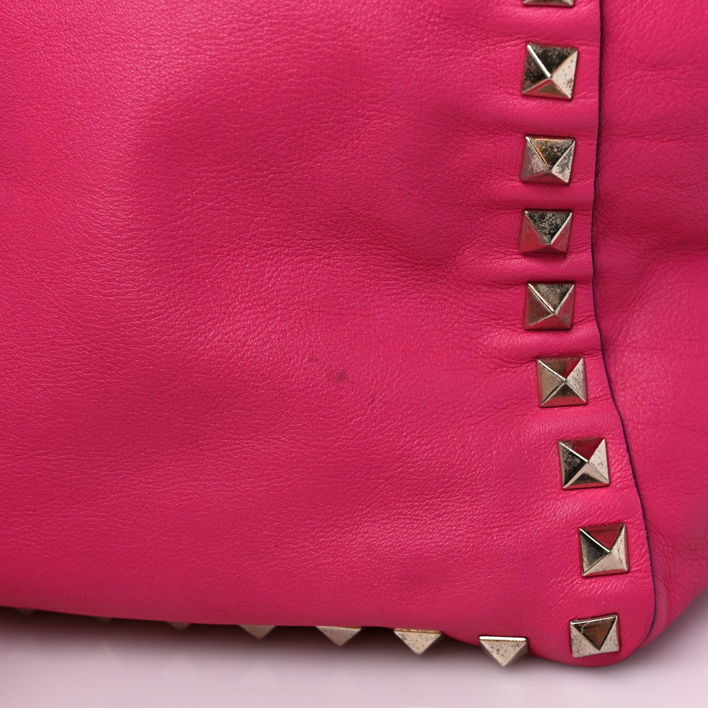 Vitello Medium Rockstud Tote Fuxia