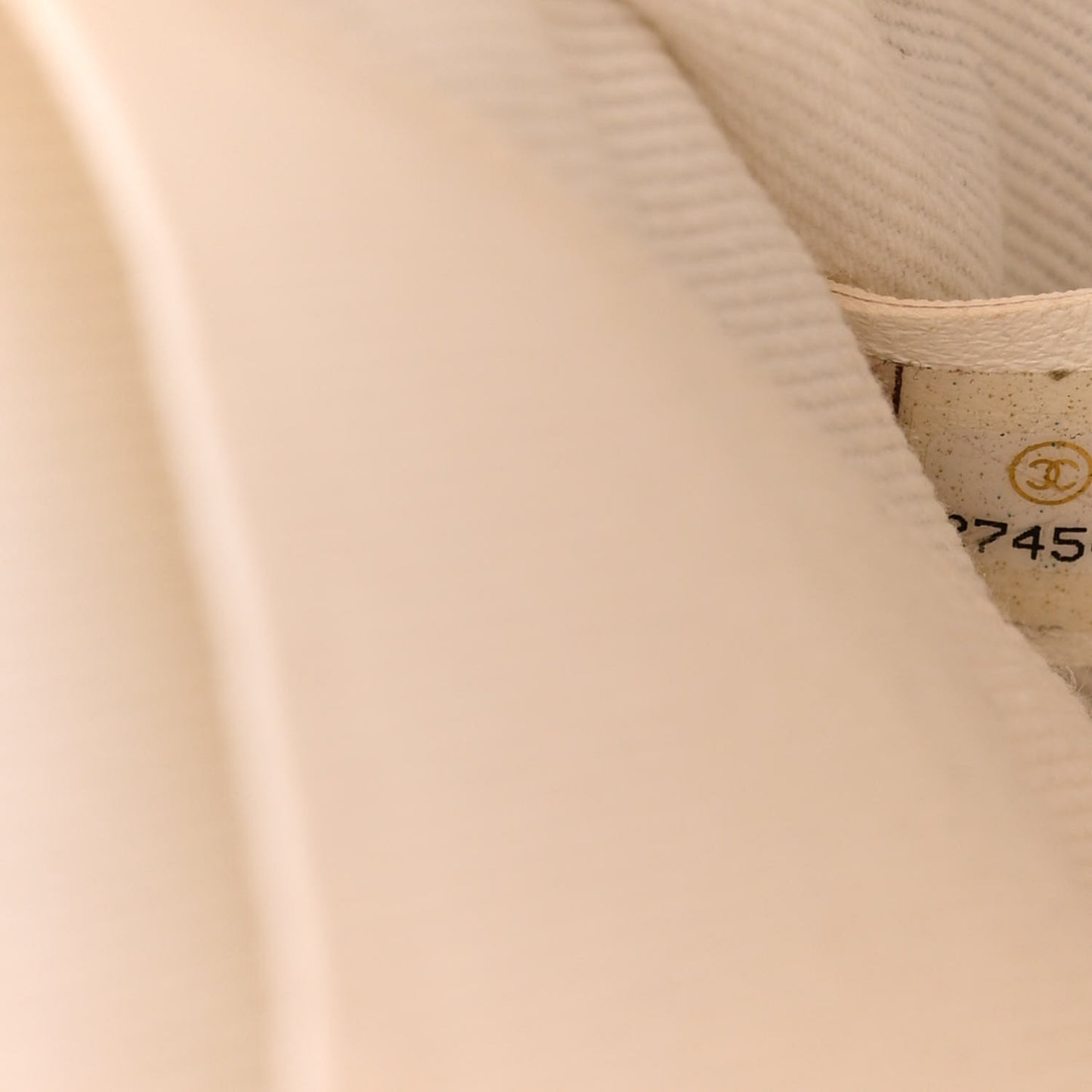 Caviar Quilted Medium Business Affinity Flap White