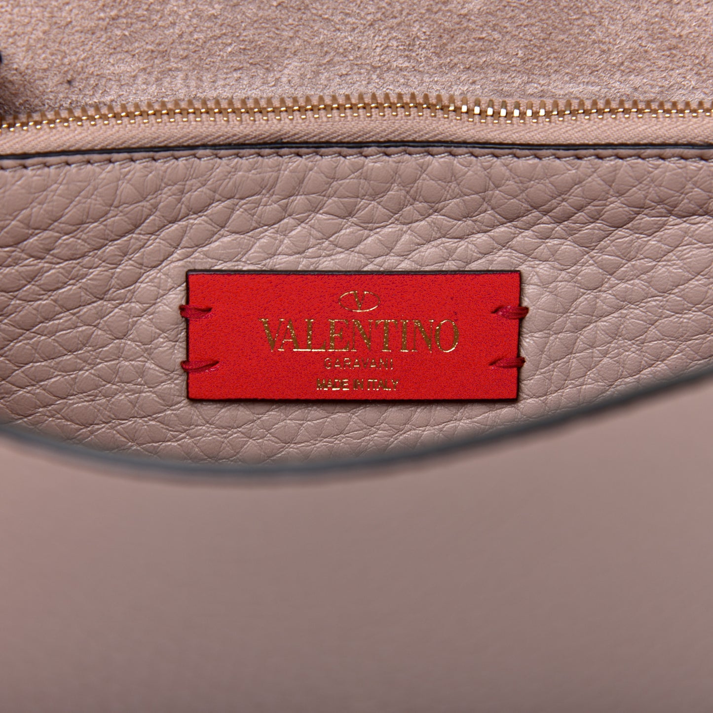 Pebbled Calfskin Rockstud Side Slip Crossbody Poudre