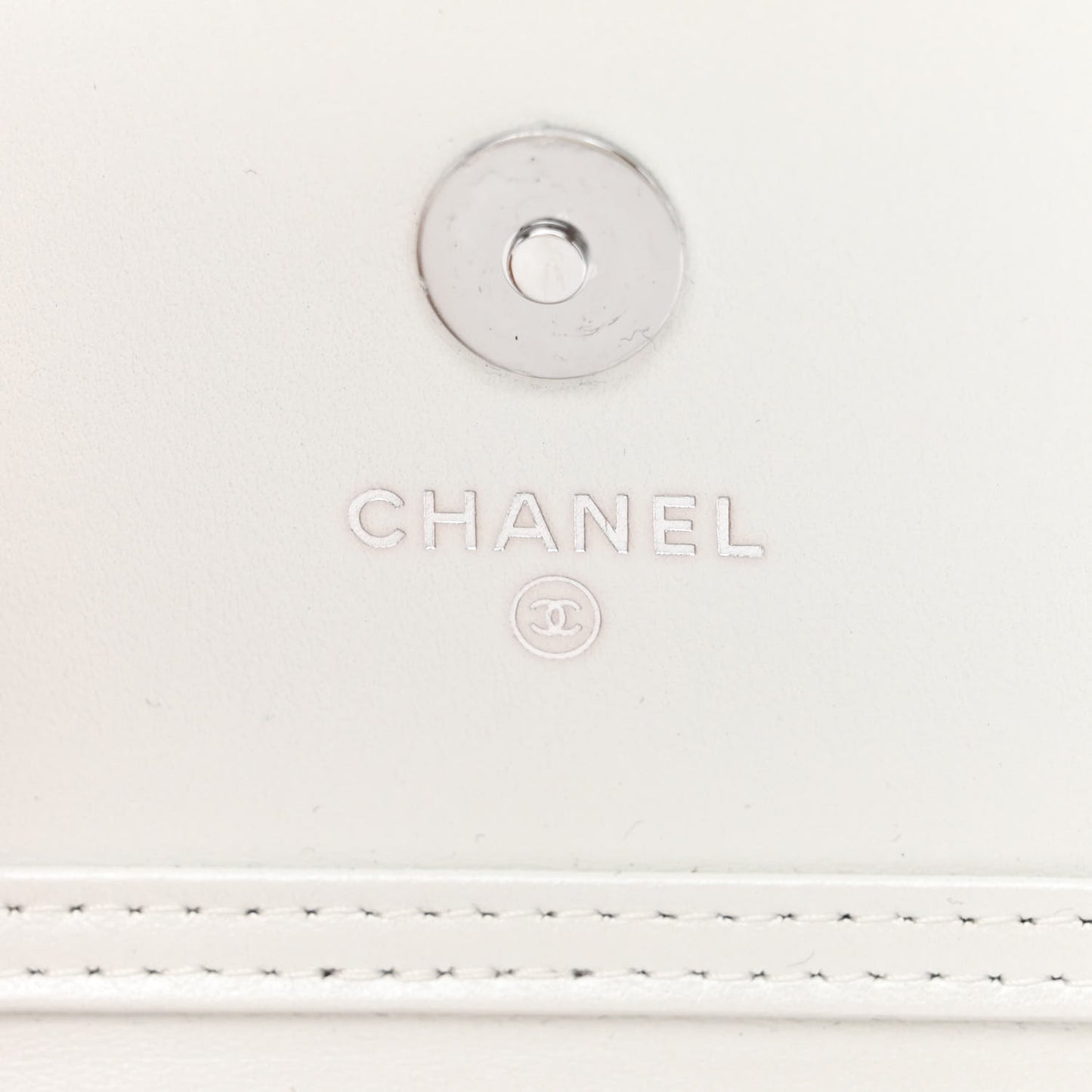 Calfskin Quilted Maxi Pearls Card Holder Flap With Chain White