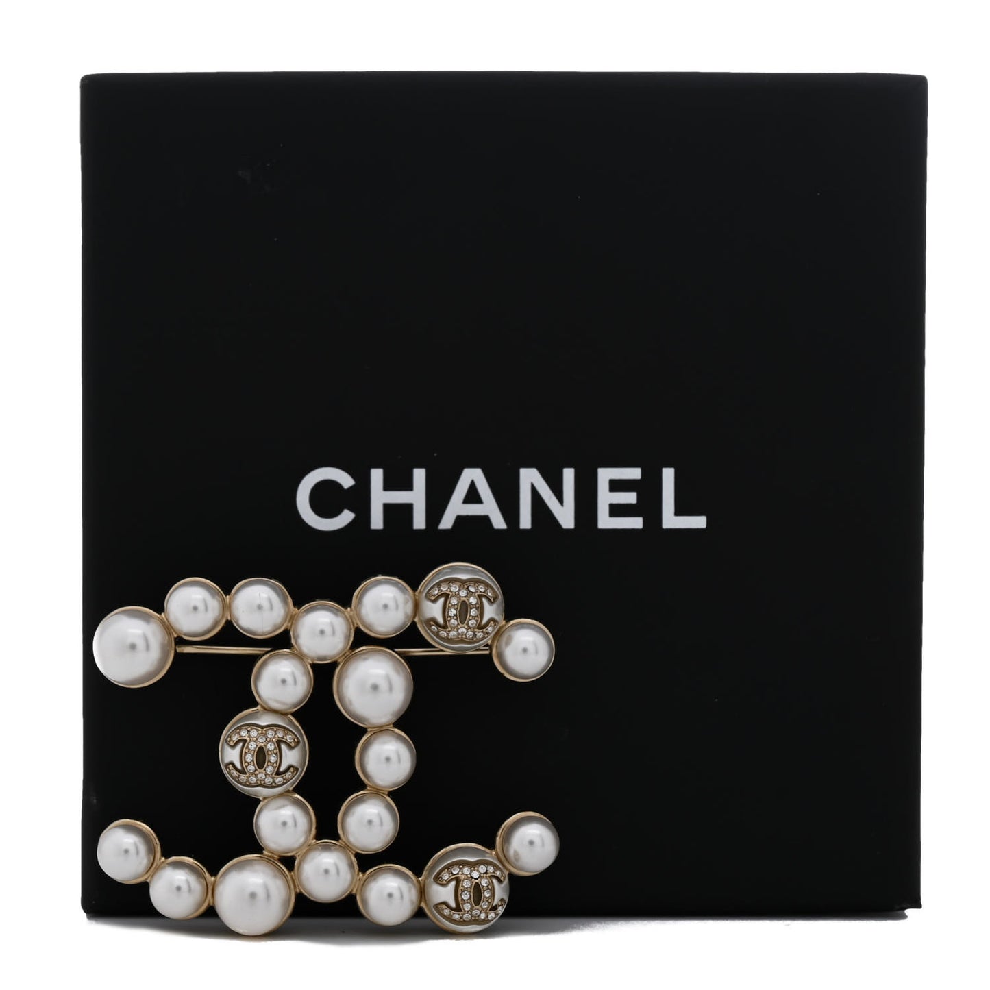 Metal Crystal Pearl CC Brooch Gold