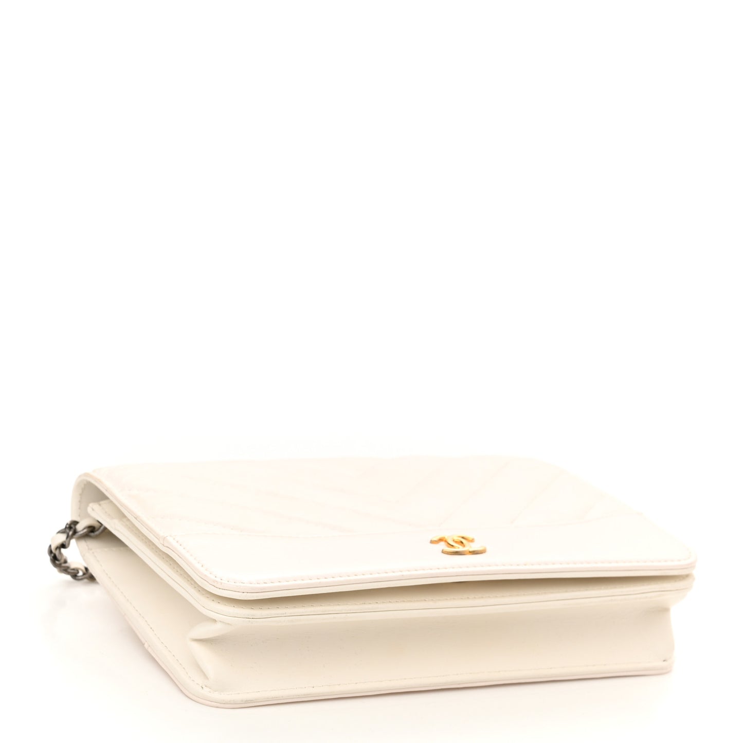 Aged Calfskin Chevron Quilted Gabrielle Wallet On Chain WOC White