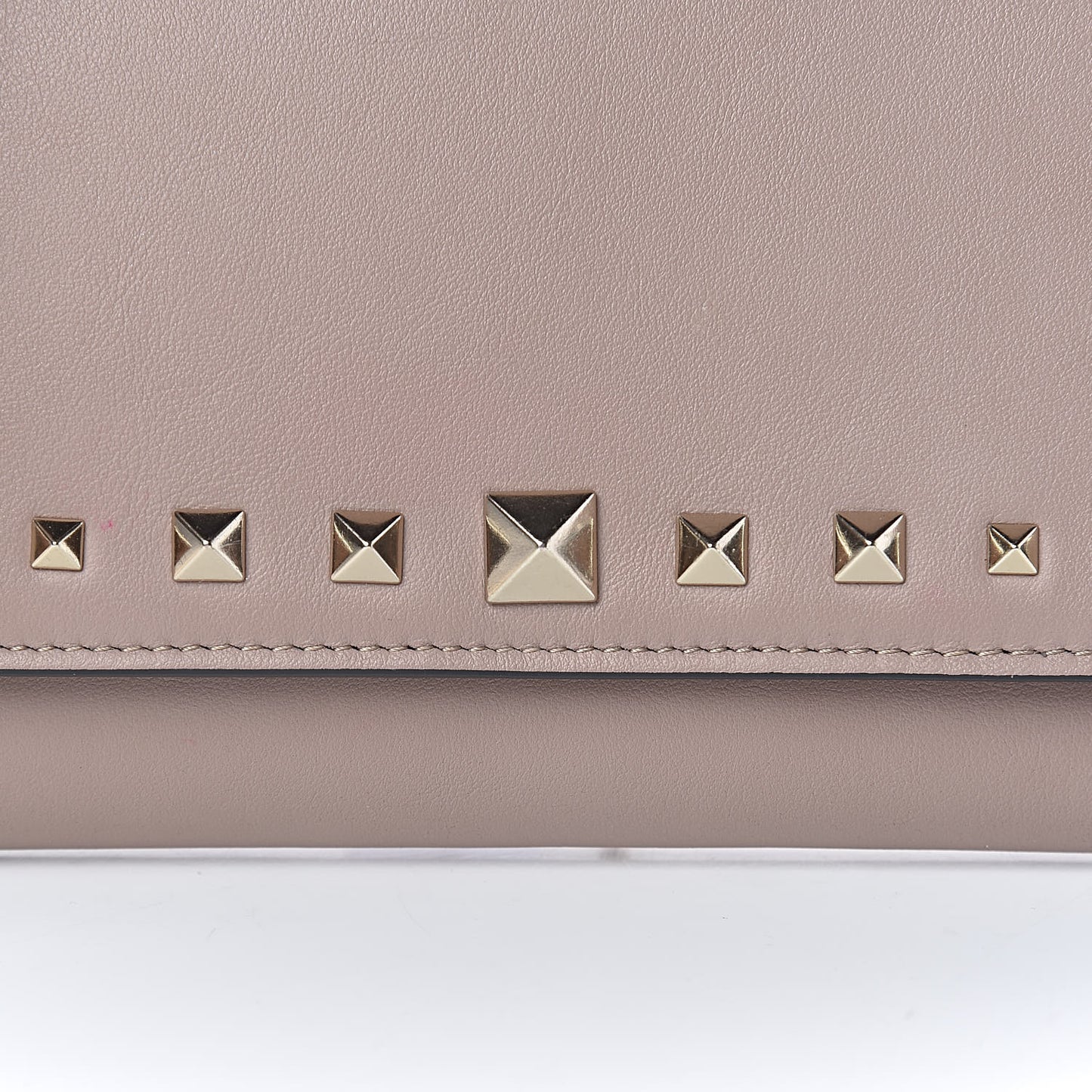Vitello Rockstud Crossbody Wallet on Chain Poudre