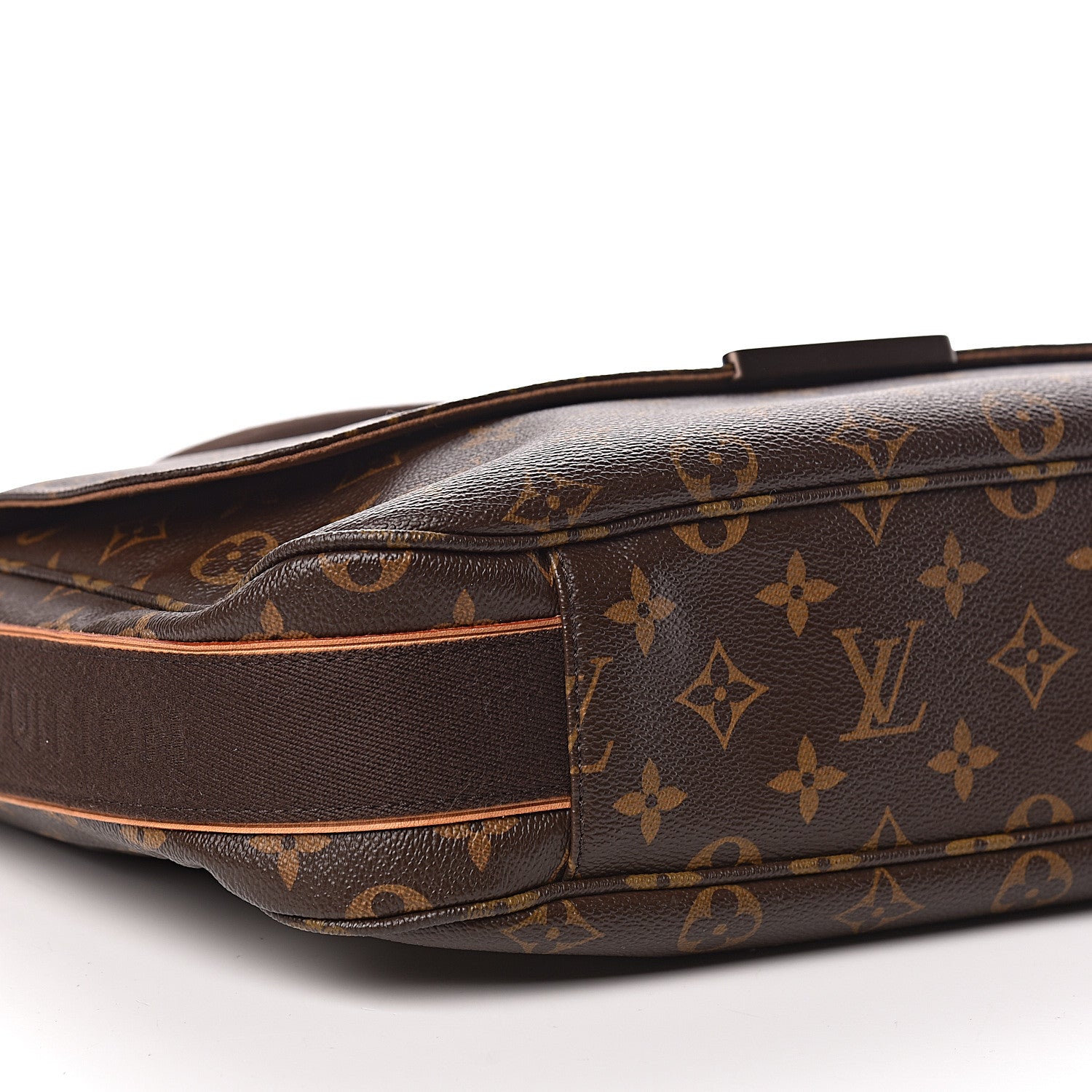 Louis Vuitton Monogram Beaubourg MM Messenger Bag 12 of 15