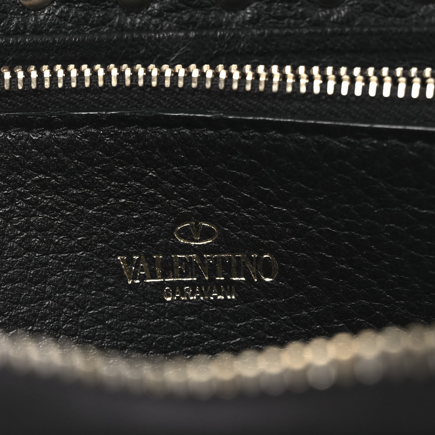 Pebbled Calfskin Rockstud Zip Around Wallet Black