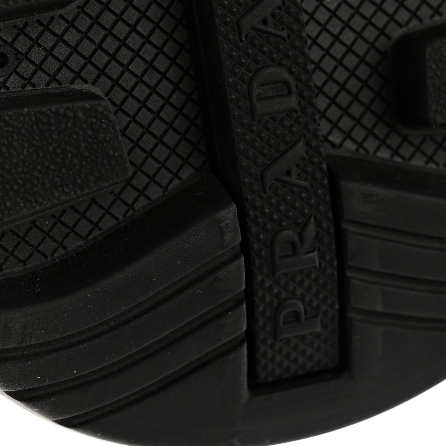 Re-Nylon Piuma Metal Triangle Logo Quilted 45mm Sneakers 37 Alabastro