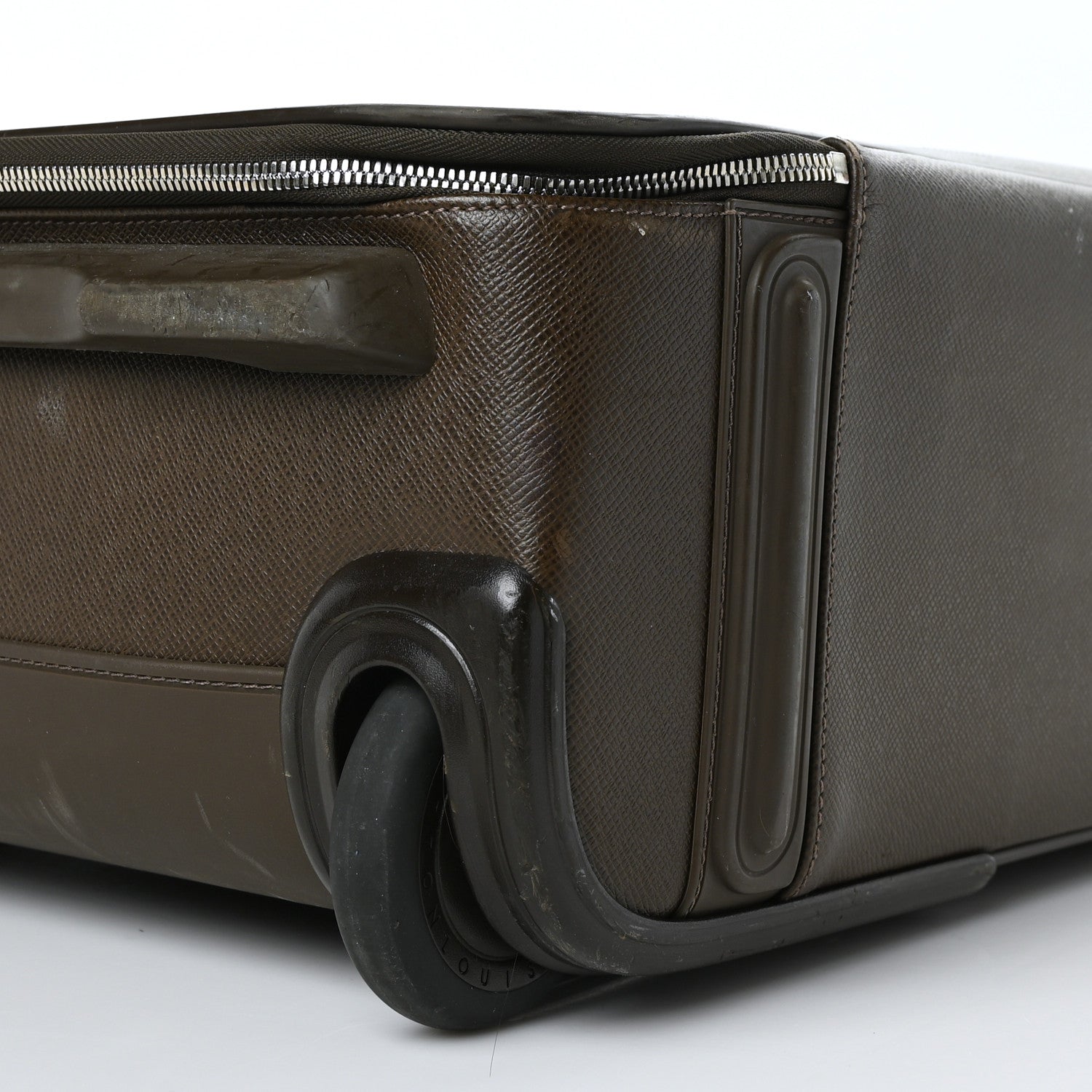 Louis Vuitton Taiga Pegase 55 Grizzli 11 of 17