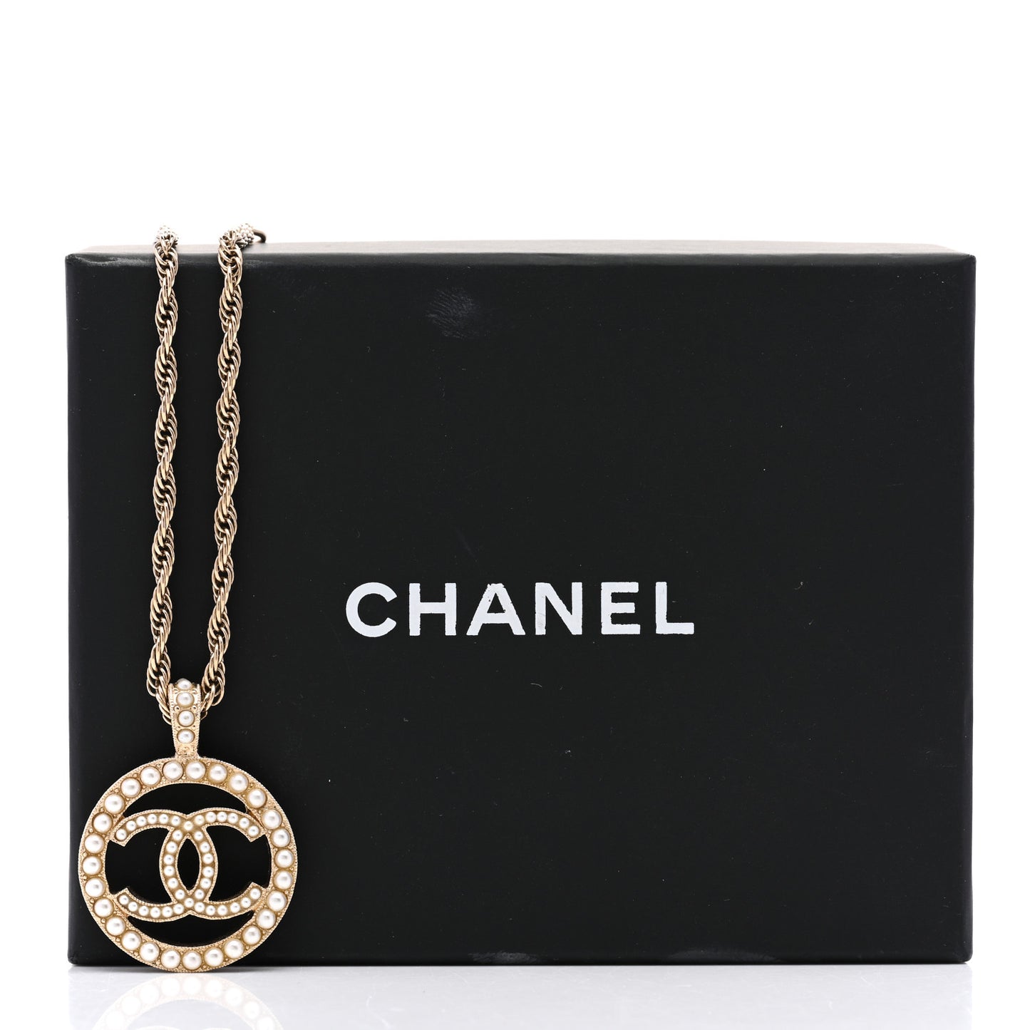Pearl CC Round Pendant Necklace Gold