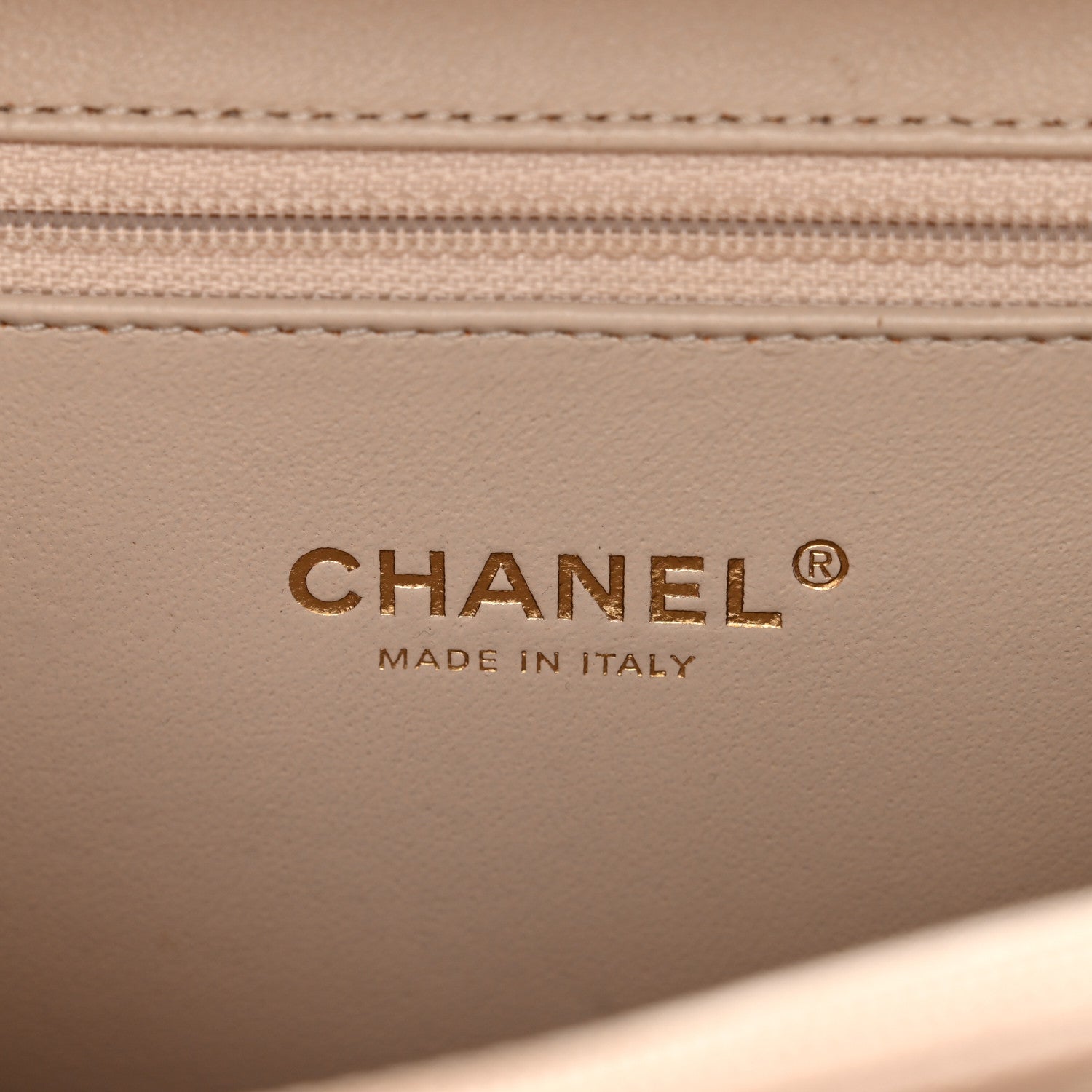 Chanel Caviar Quilted Medium CC Filigree Vanity Case White 7 of 11