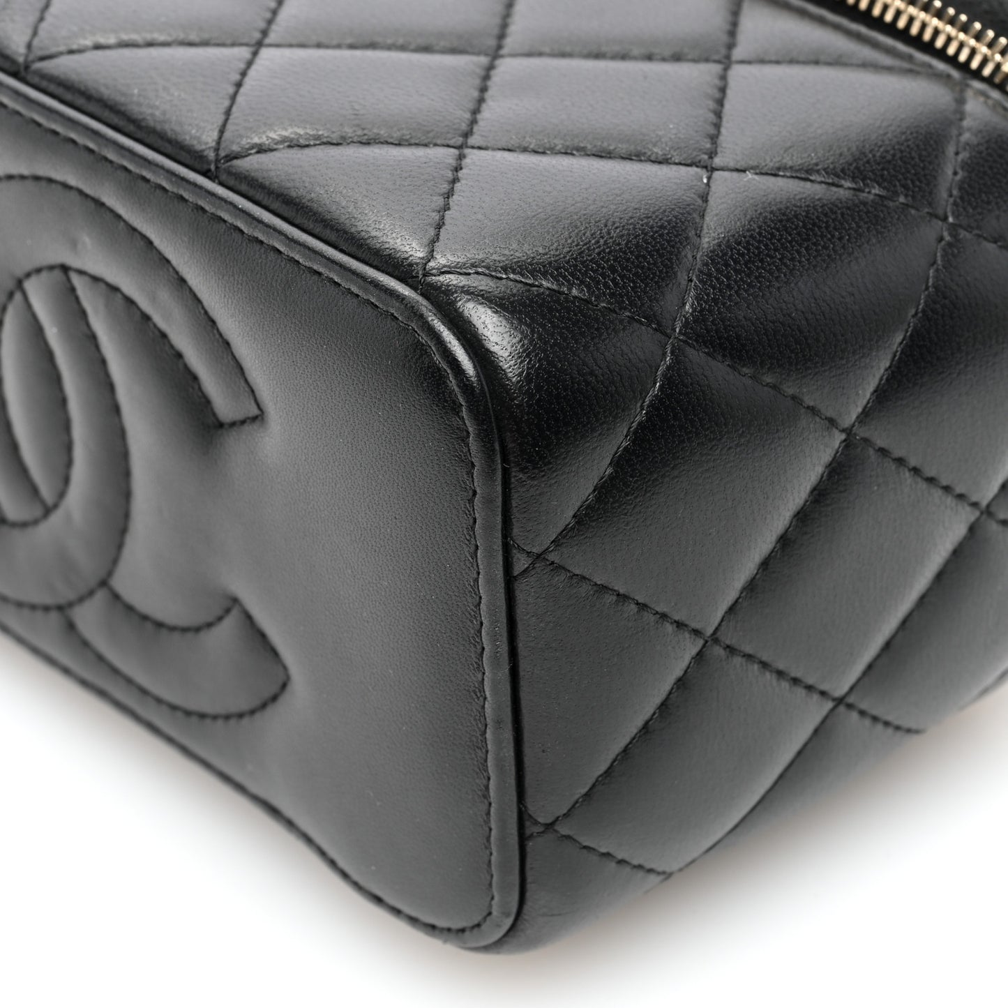 Lambskin Quilted Pearl Crush Small Vanity Case With Chain Black