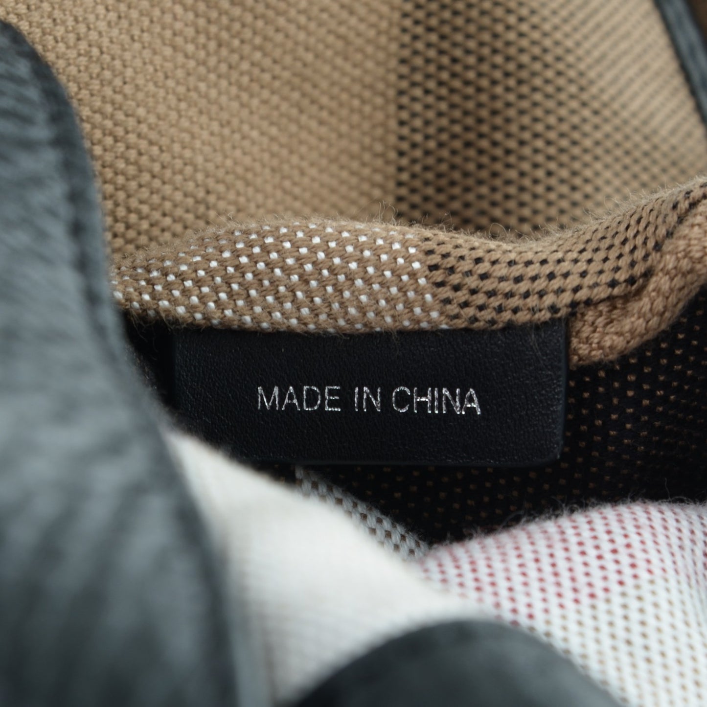 Grainy Calfskin House Check Medium Maidstone Black