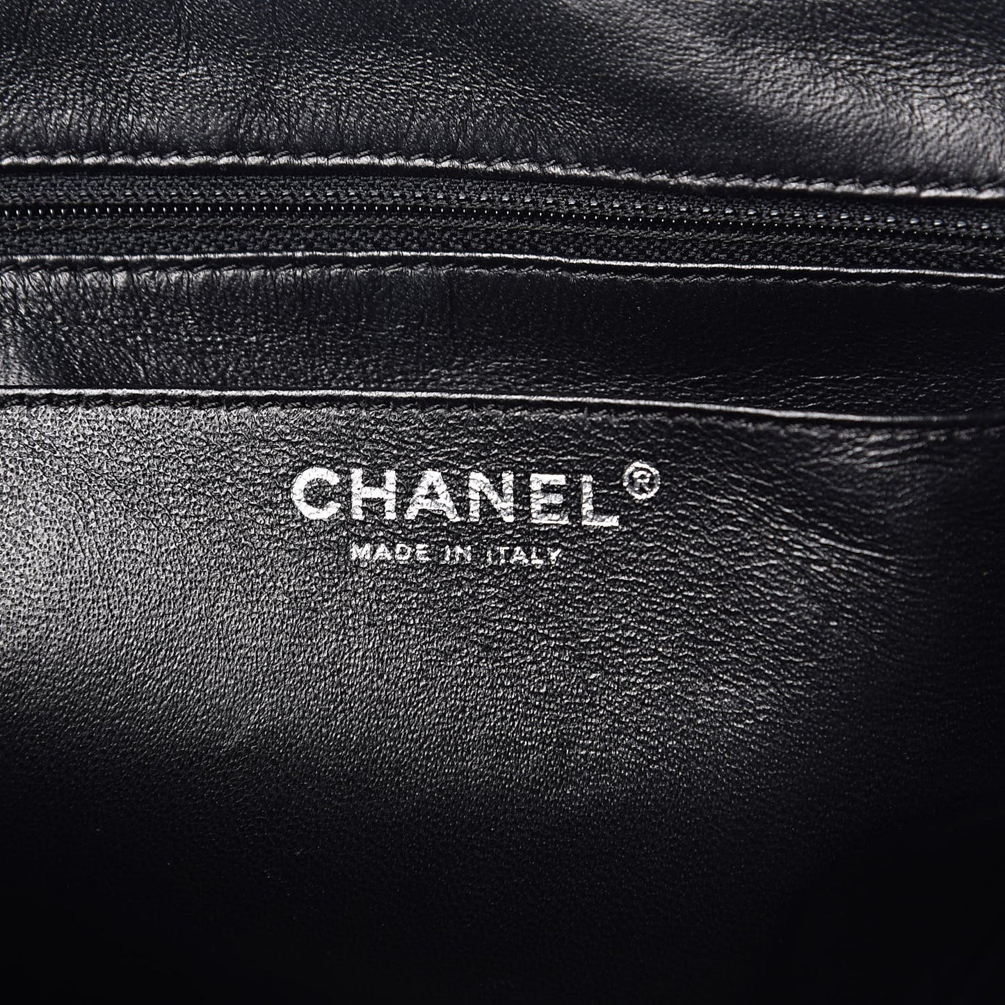 Calfskin Diagonal Ligne Flap Black