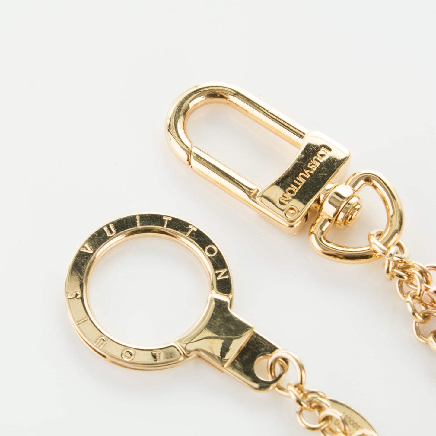 Jingle V Chain Bag Charm Gold