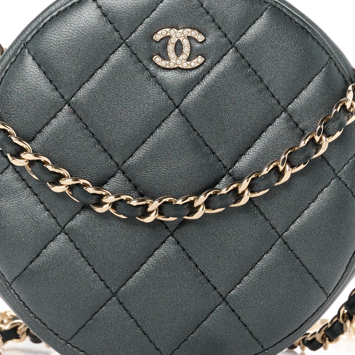 Iridescent Lambskin Quilted Pearl Round Clutch With Chain Black