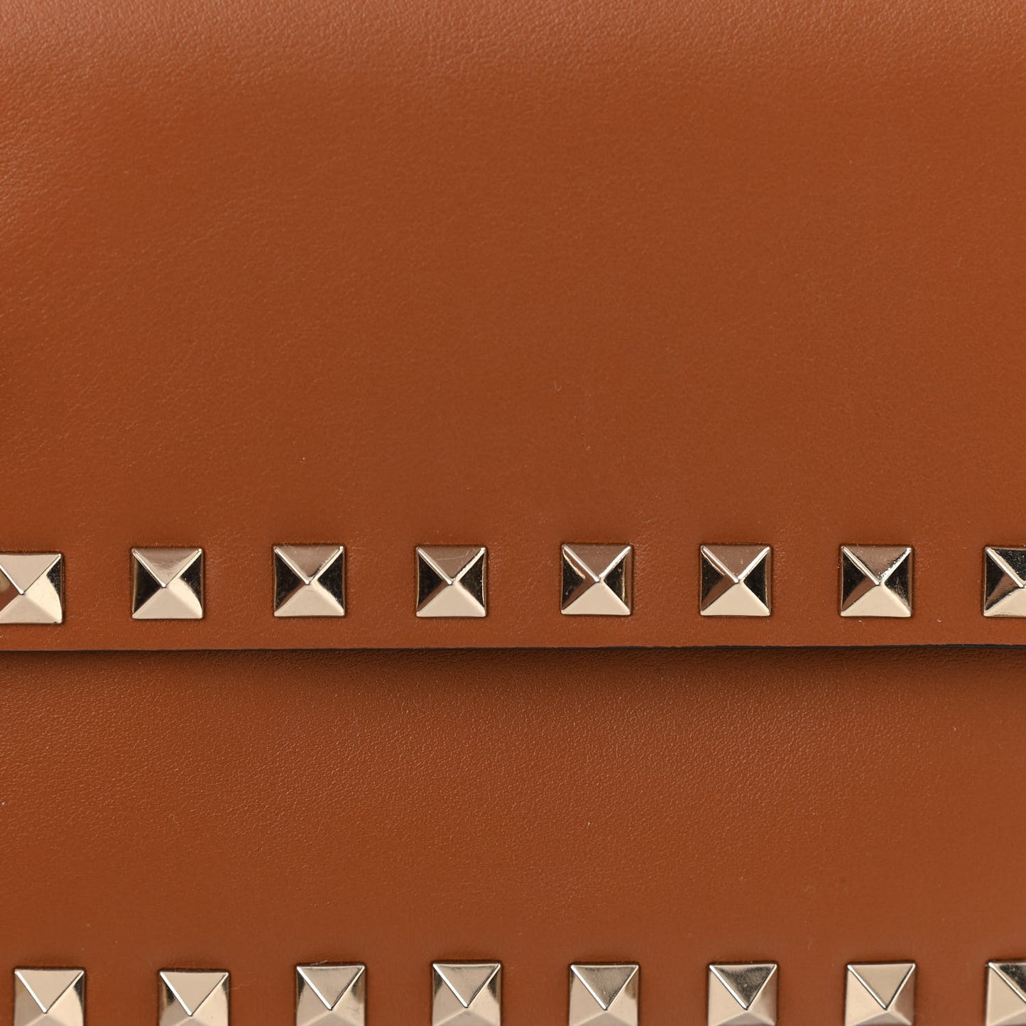 Vitello Rockstud Flap Crossbody Bag Light Cuir