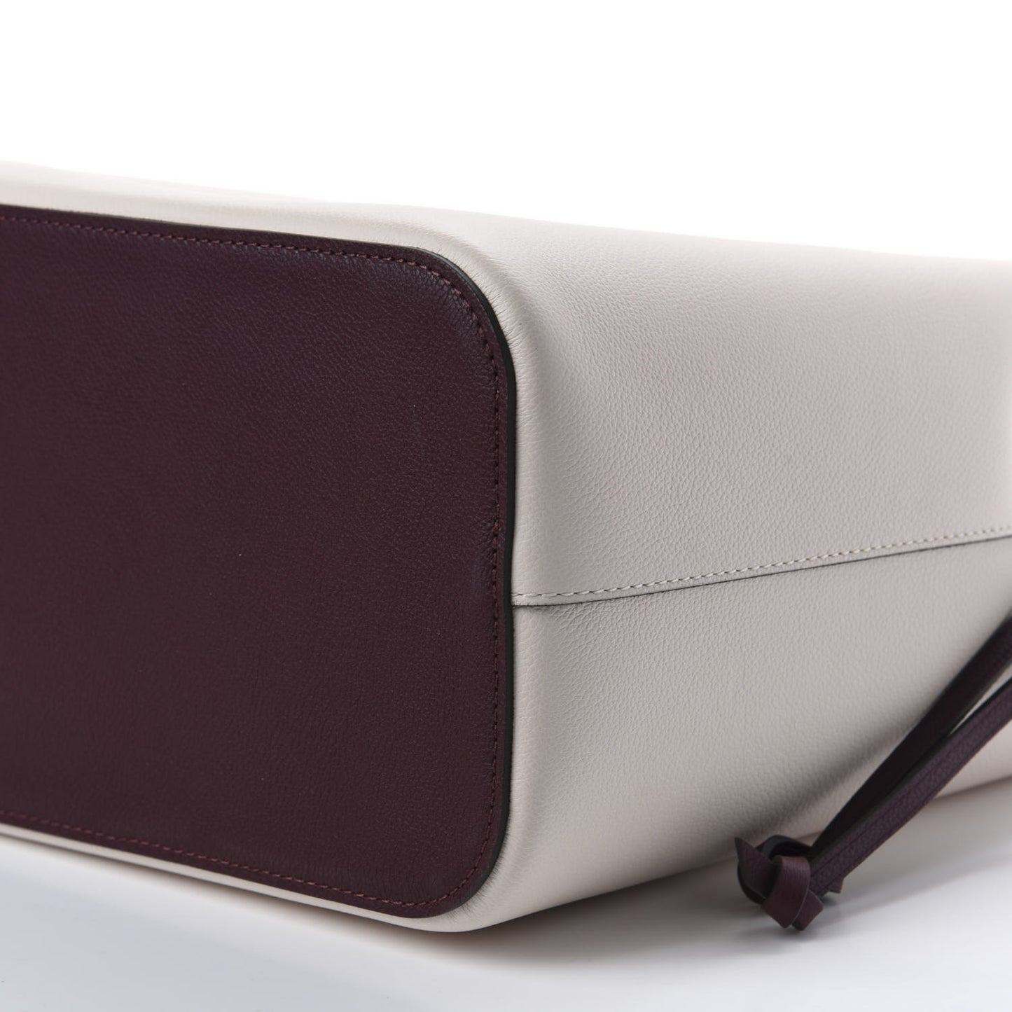 Calfskin Lockme Bucket Soie Quartz Calla