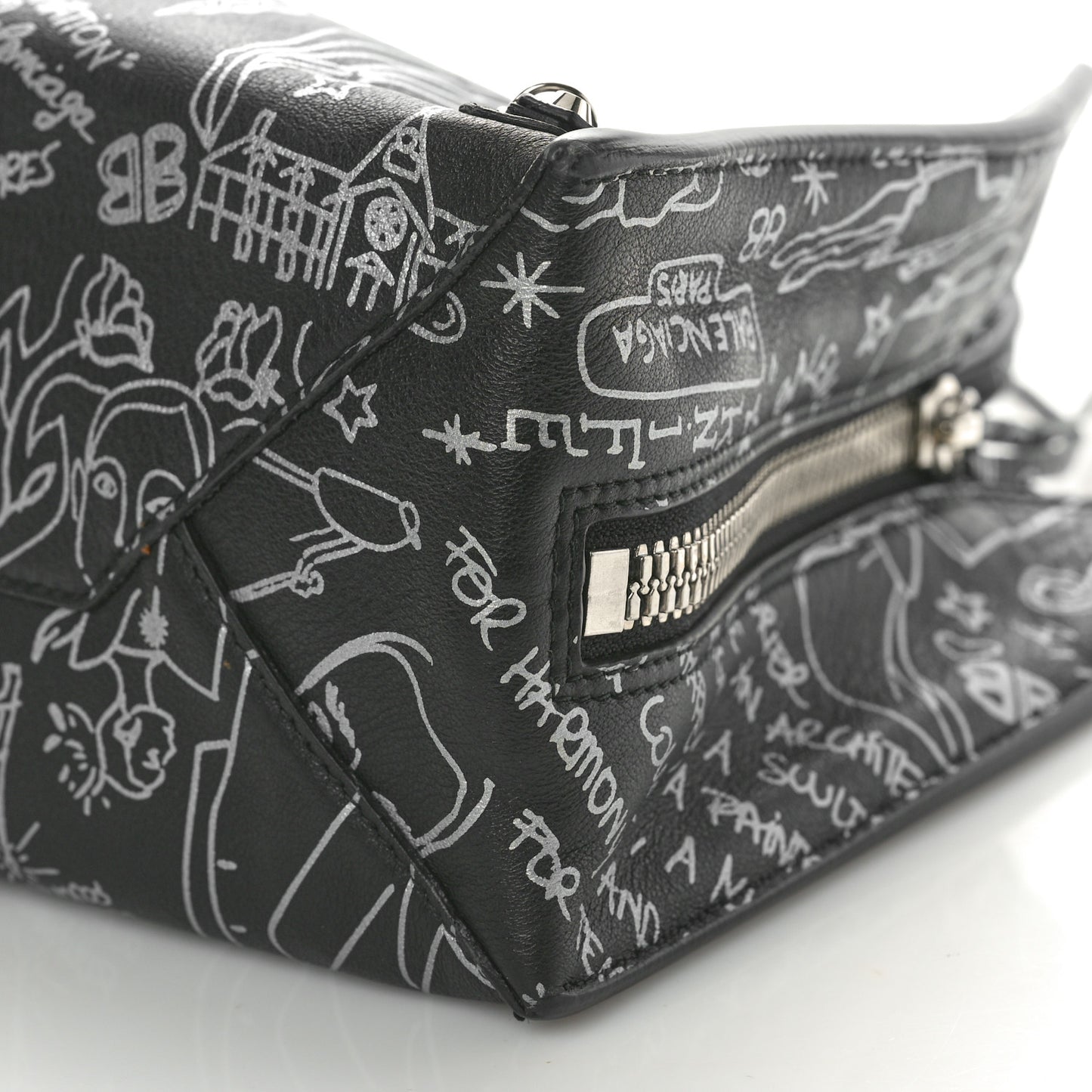 Agneau Graffiti Papier A6 Zip Around Tote Black White
