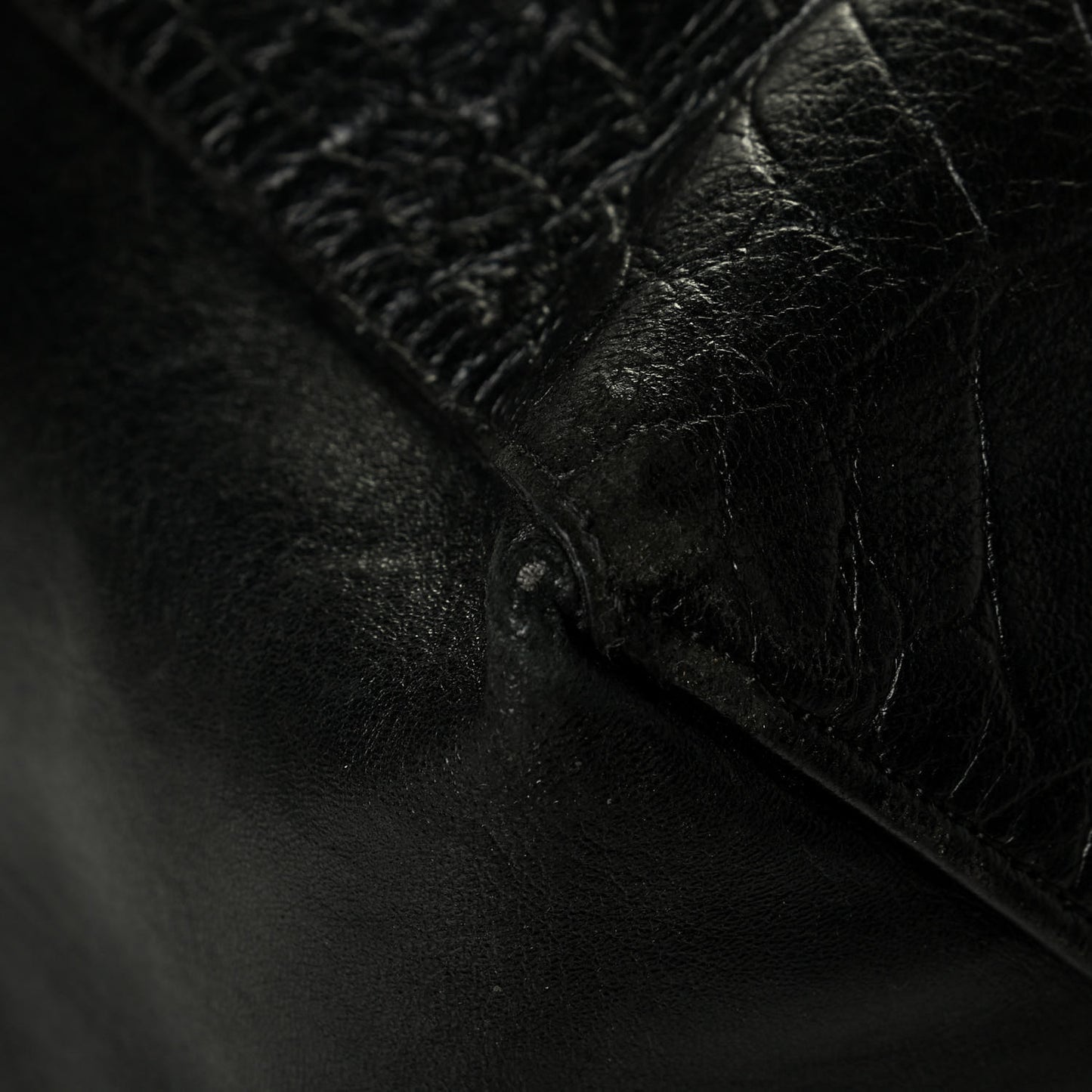 Lambskin Crocodile Embossed Vertical Cabas Black