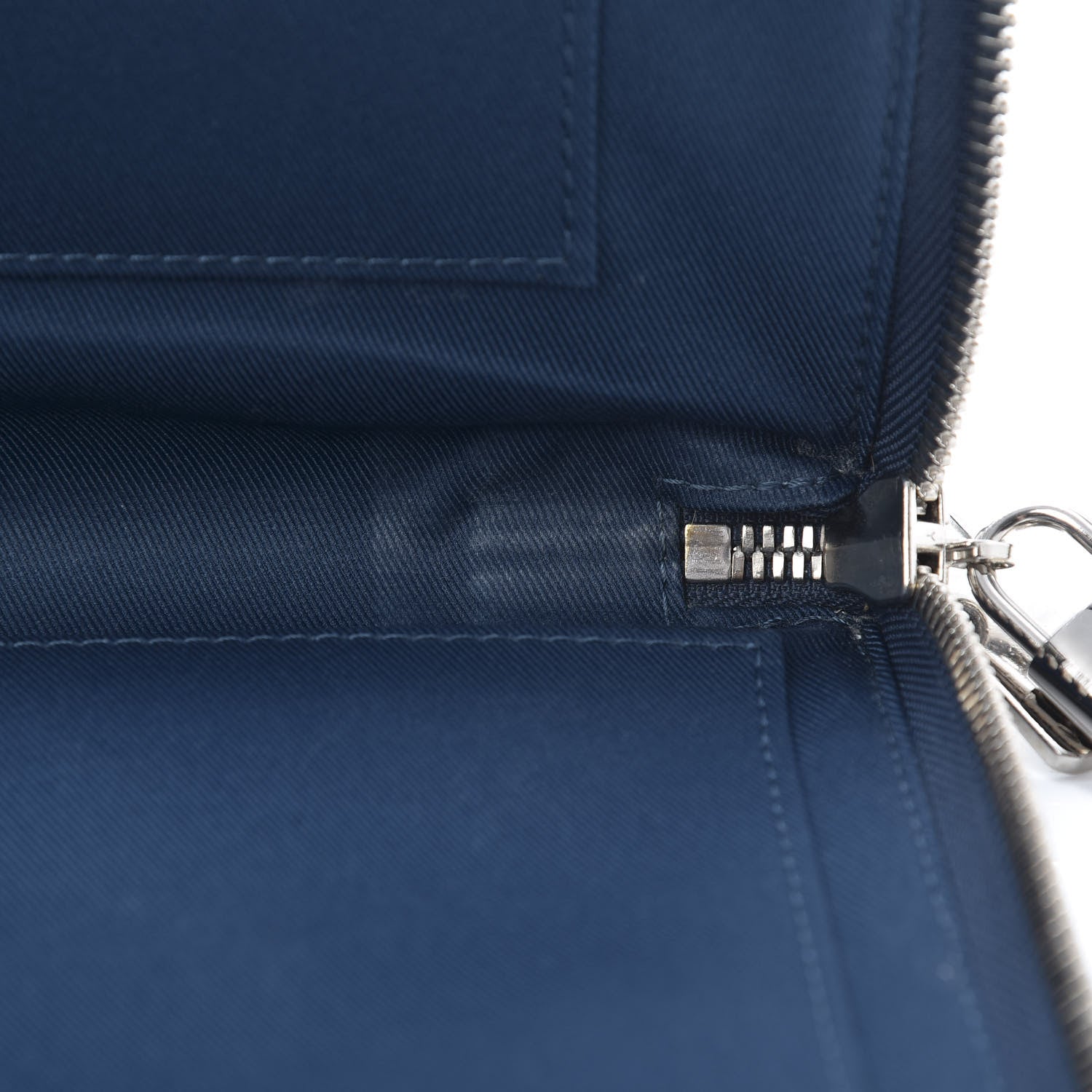 Louis Vuitton Taiga Porte-Documents Slim Bleu Marine 13 of 20