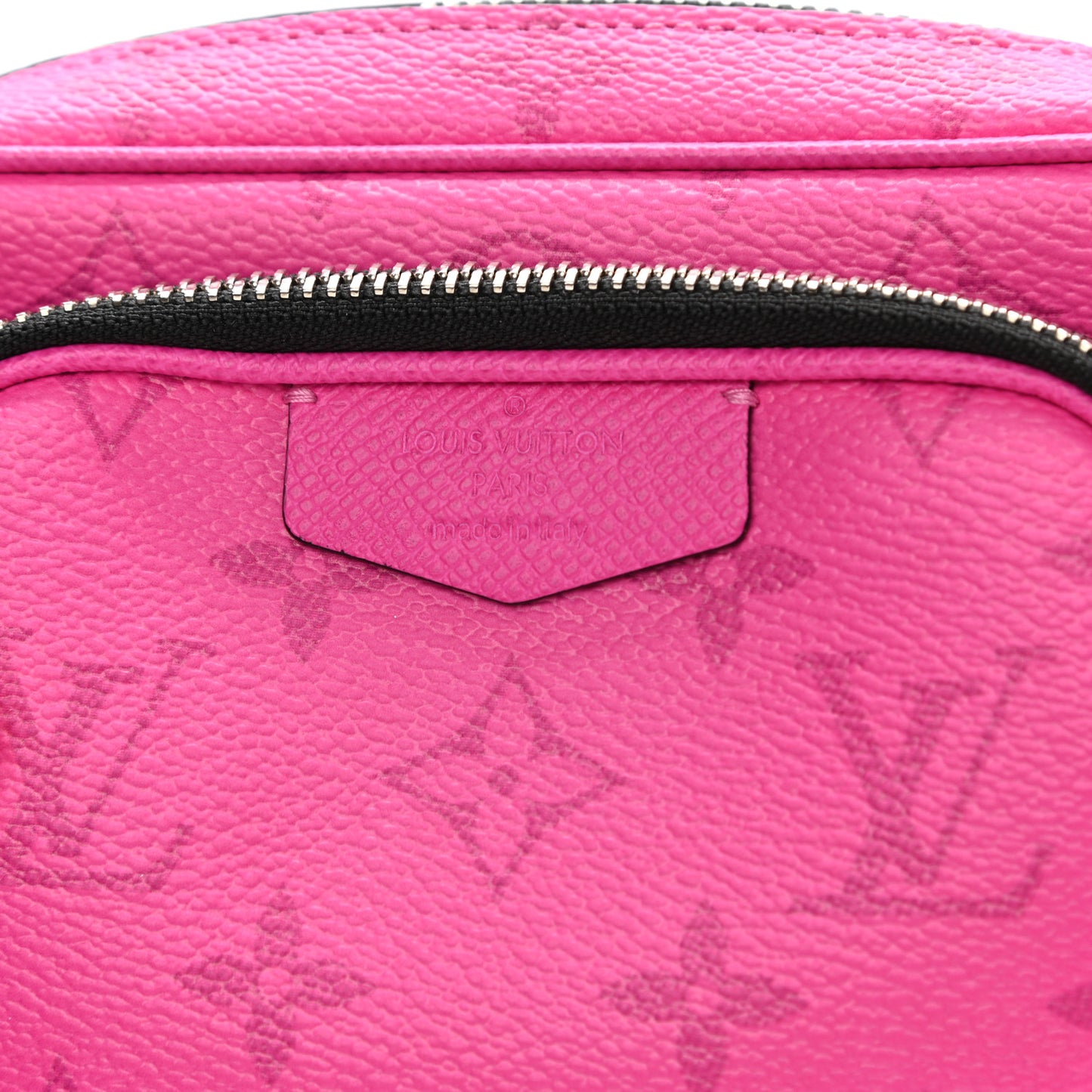 Taigarama Outdoor Pouch Fuchsia