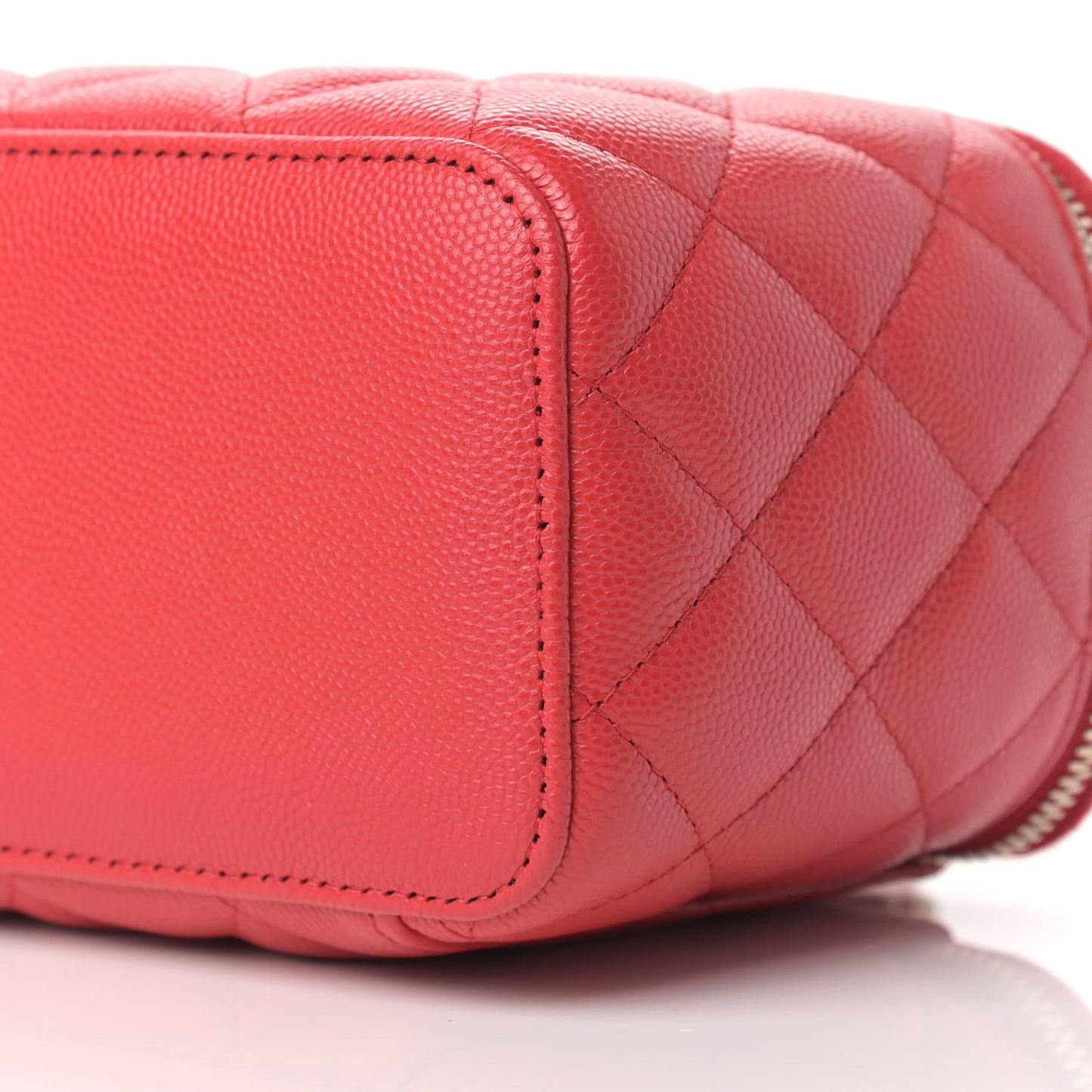 Caviar Quilted Small Vanity Case With Chain Red