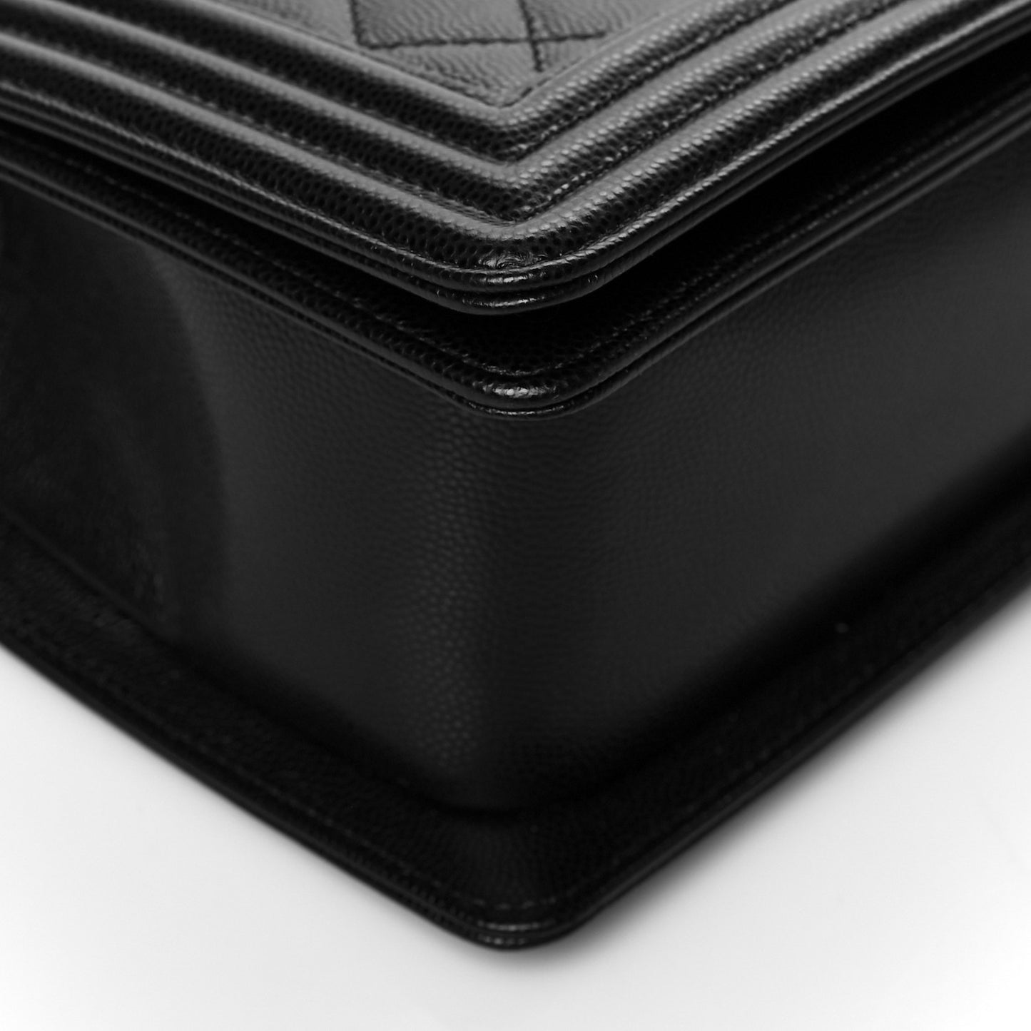 Caviar Quilted Medium Boy Flap Black