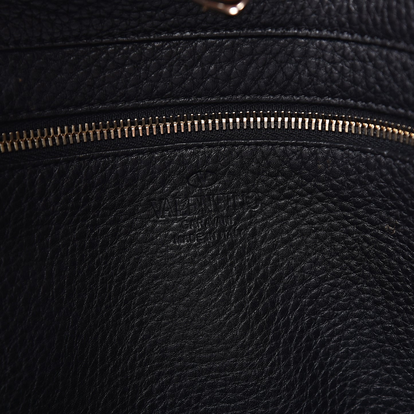 Pebbled Calfskin Medium Rockstud Tote Black