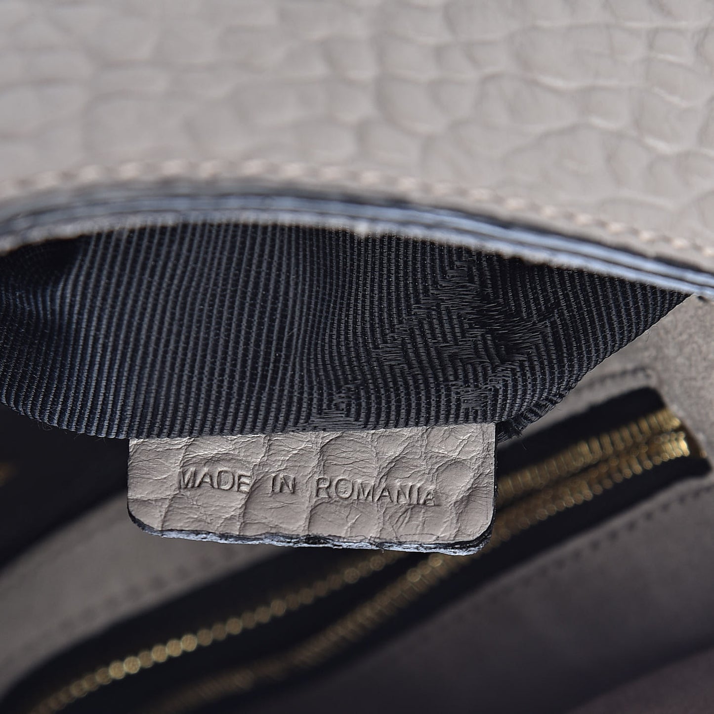 Signature Grain Medium Mildenhall Crossbody Bag Pale Grey