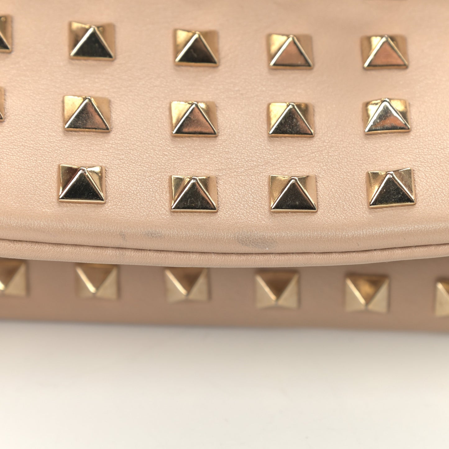 Vitello Medium Rockstud All Over Shoulder Bag Beige