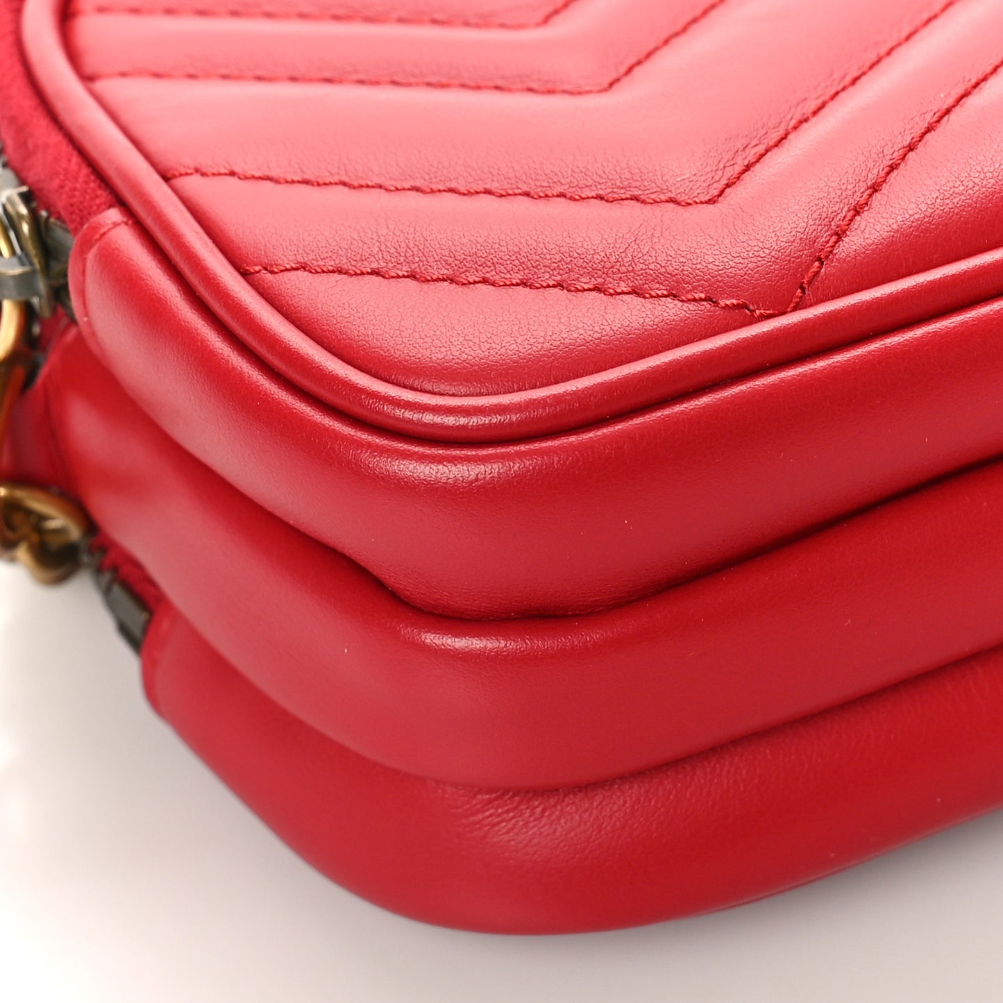 Calfskin Matelasse Mini GG Marmont Chain Crossbody Bag Hibiscus Red