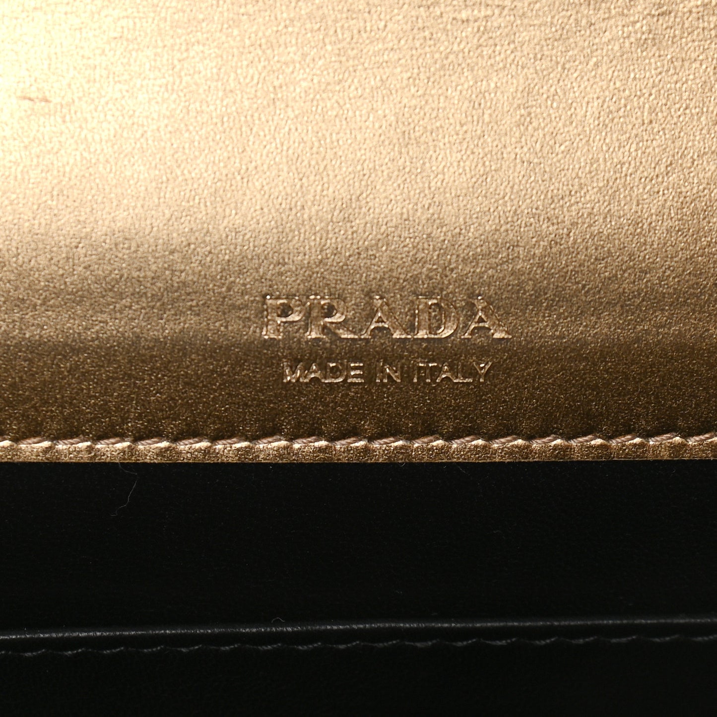 Metallic City Calfskin Saffiano Envelope Flap With Chain Platino