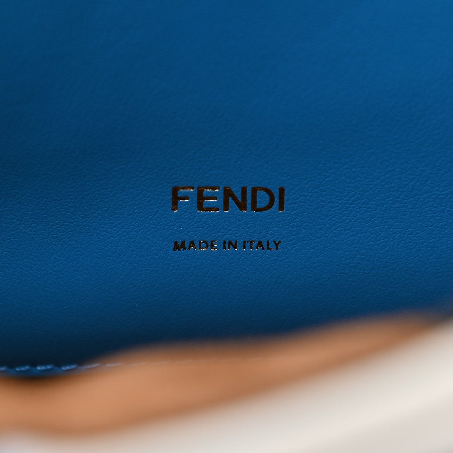 Agnello Old Shine Chamois F is Fendi Embossed Kan U Shoulder Bag White Nebula Multicolor
