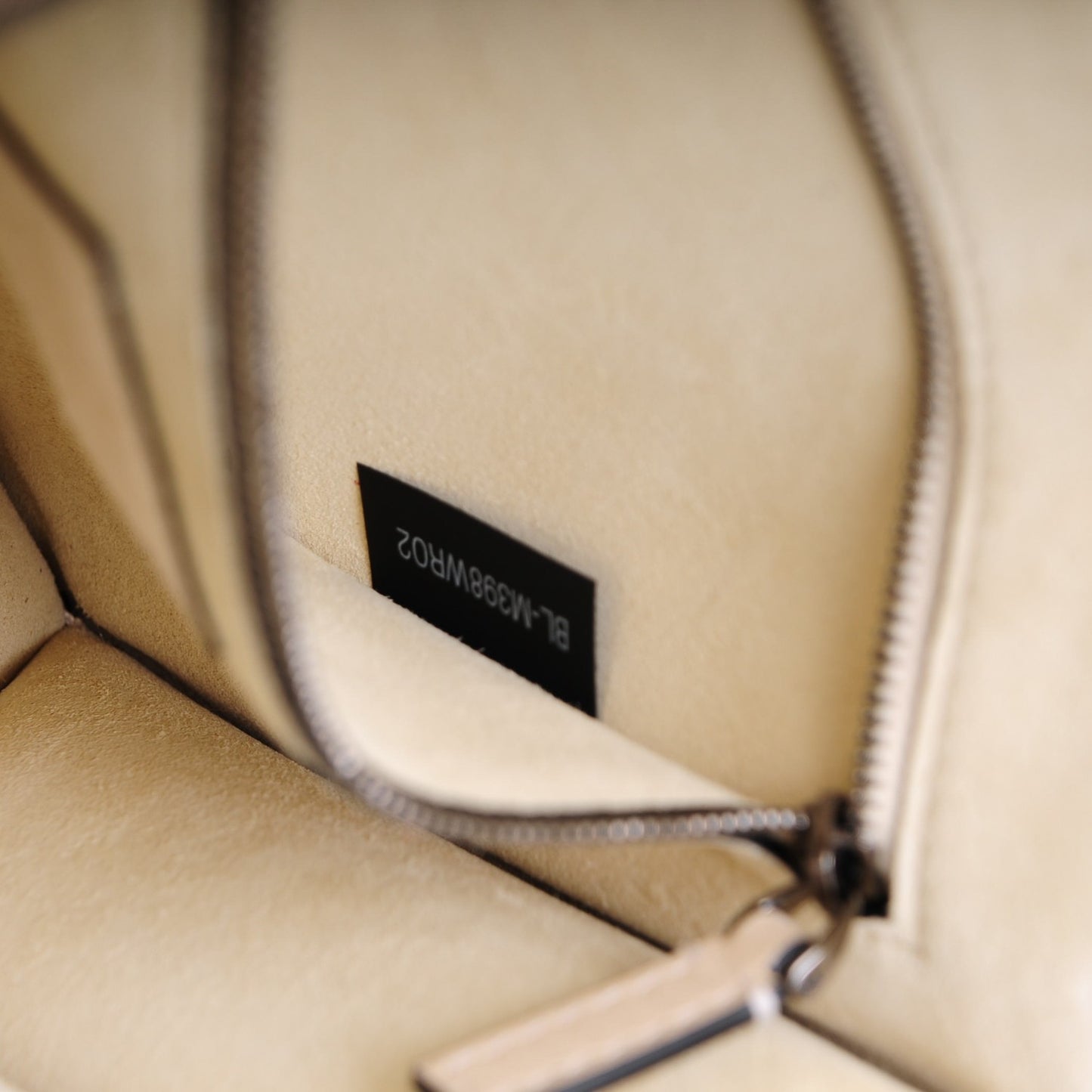 Craquele Calfskin Medium Glam Lock Rockstud Flap Light Ivory