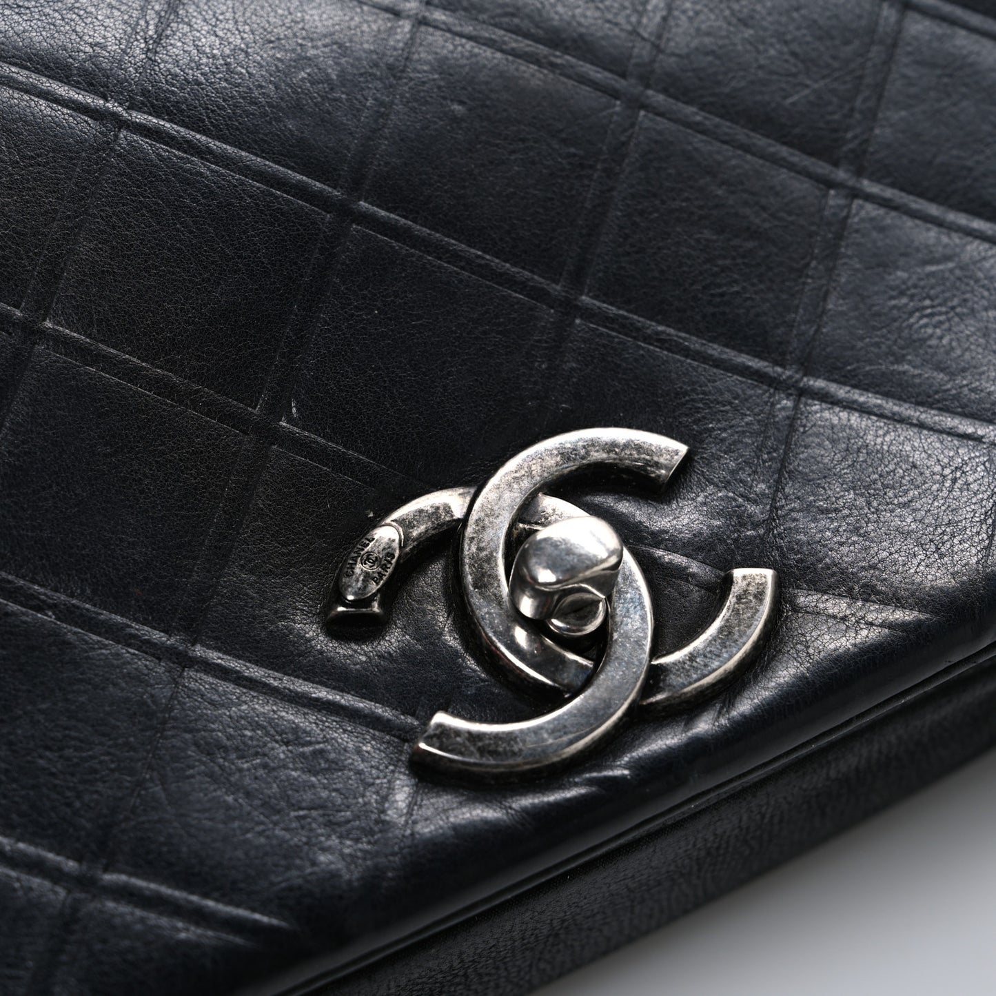 Calfskin Diamond Embossed Medium New Chic Flap Black