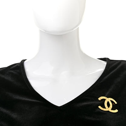 Chanel Metal Paris Button CC Large Brooch Gold 2 of 4
